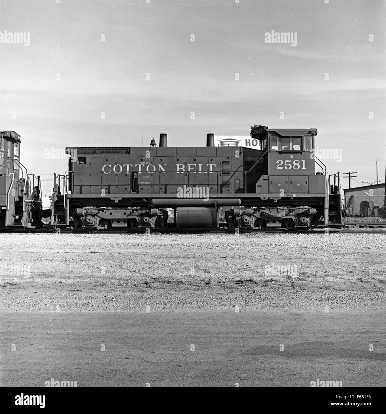 St. Louis Southwestern Diesel Electric Switcher No. 2581, una locomotiva diesel prodotta dalla divisione GMC-EMD. Questo treno operava sulla Cotton Belt Route ed era un elemento chiave della flotta di switcher della ferrovia, servendo in vari cantieri in tutta la regione. Foto Stock