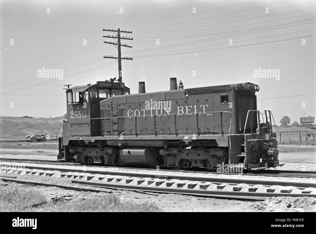 Questa immagine mostra una locomotiva diesel-elettrica per il cantiere, No. 2580, prodotta dalla Electro-Motive Division della General Motors per la St. Louis Southwestern Railroad, nota anche come Cotton Belt Route. La locomotiva è una parte essenziale delle attività dei cantieri ferroviari. Foto Stock