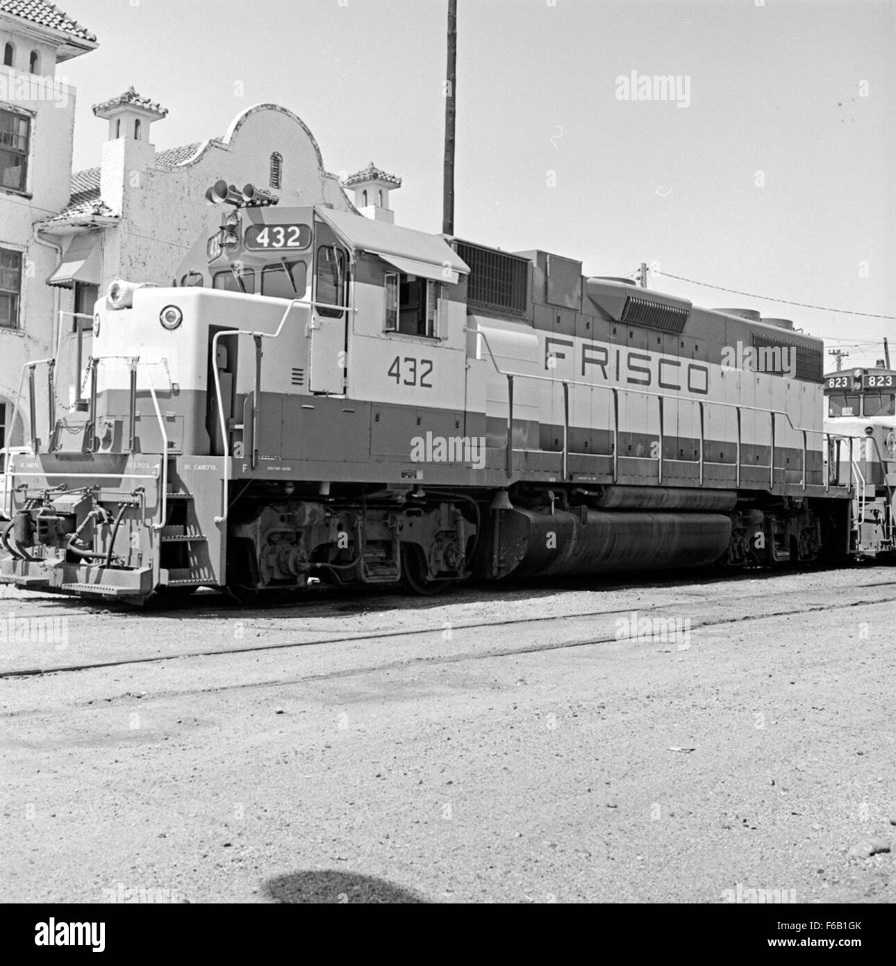 Il Diesel Electric Road Switcher No. 432 della St. Louis-San Francisco Railroad, costruito dalla GMC-EMD, è un pezzo significativo della storia delle ferrovie. Questa locomotiva fu utilizzata per le operazioni di cambio nei cantieri ferroviari, mostrando la potenza e l'efficienza delle locomotive diesel della metà del XX secolo. Foto Stock