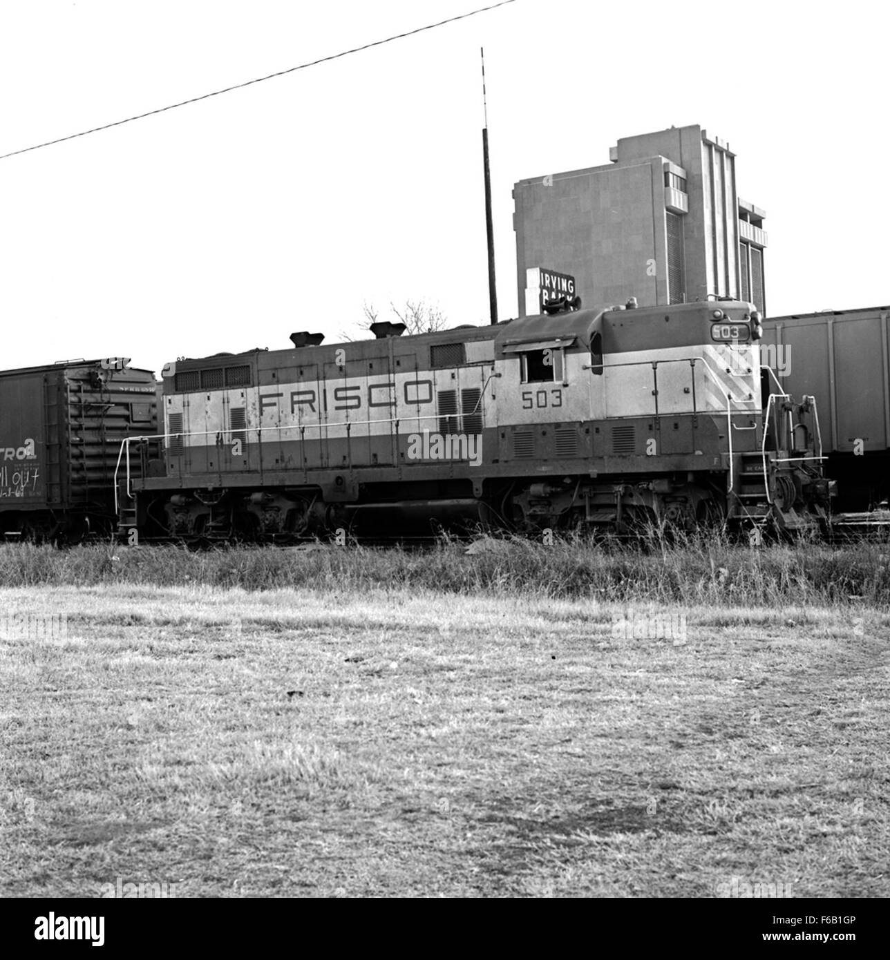 La St. Louis-San Francisco Railway (SLSF) Diesel Electric Road Switcher No. 503, costruita dalla Electro-Motive Division della General Motors Corporation, è un pezzo chiave della storia della ferrovia. La locomotiva fu utilizzata per cambiare servizio nei cantieri ferroviari, segnando un importante progresso nella tecnologia dei treni durante il XX secolo. Foto Stock