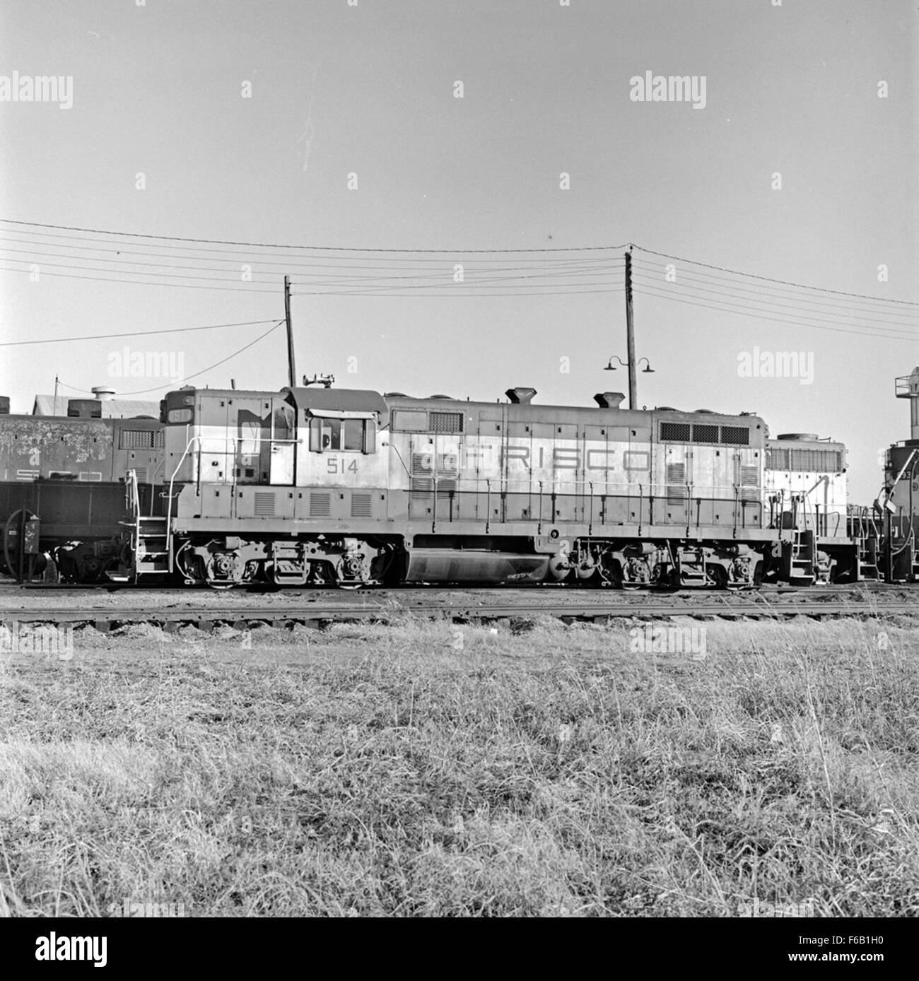 La St. Louis-San Francisco Railway (Frisco) Diesel Electric Road Switcher No. 514, una locomotiva diesel-elettrica prodotta dalla General Motors Electro-Motive Division, è vista in azione all'interno dei cantieri ferroviari. Questa locomotiva è progettata per le operazioni di manovra e commutazione nelle operazioni di trasporto merci. Foto Stock