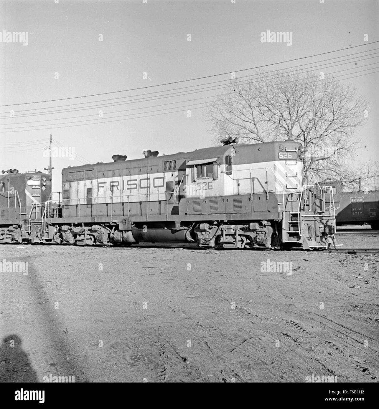 Questa immagine mostra il Diesel Electric Road Switcher No. 526 della St. Louis-San Francisco Railway, prodotto dalla General Motors Electro-Motive Division. Questa locomotiva viene utilizzata per operazioni di cambio di cantiere, mostrando la potenza e l'efficienza dei motori diesel-elettrici nella logistica ferroviaria. Foto Stock