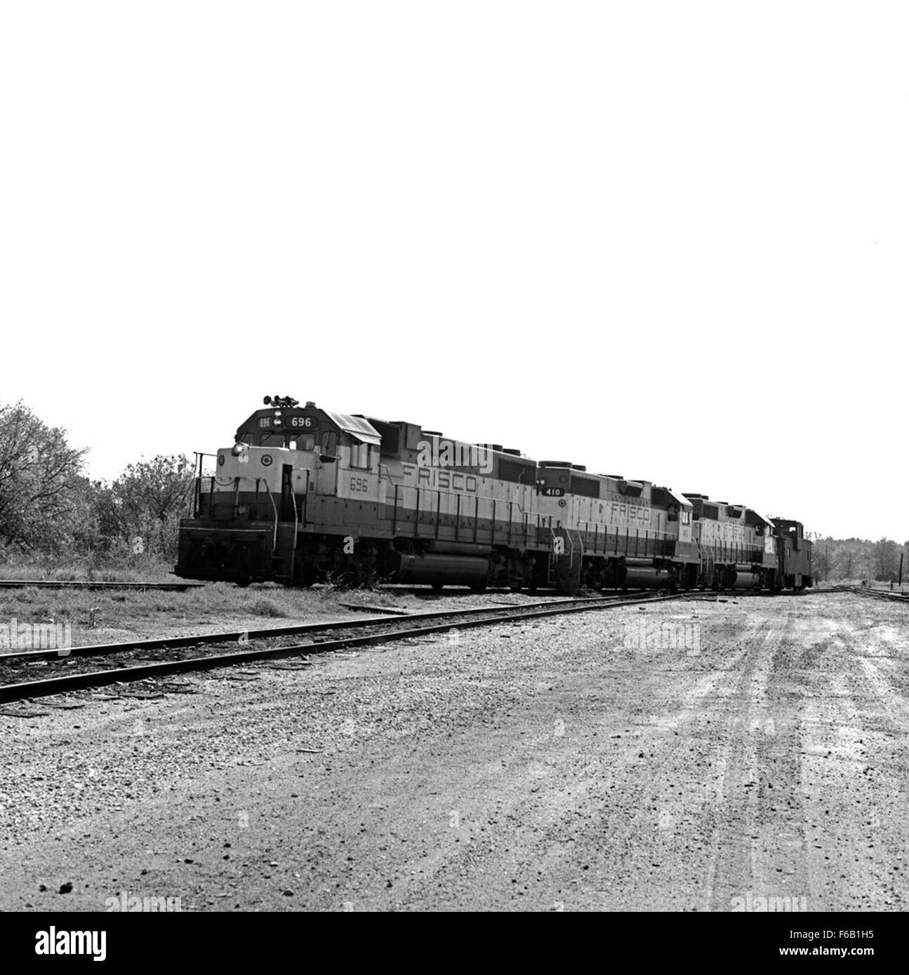 La St. Louis-San Francisco Railway's Diesel Electric Road Switchers n. 696 e 410, costruita dalla GMC-EMD, sono locomotive diesel-elettriche utilizzate per il cambio di servizio nei cantieri ferroviari. Queste locomotive erano essenziali per lo spostamento di autocarri all'interno dei cantieri, riflettendo l'efficienza industriale delle ferrovie durante la metà del XX secolo. Foto Stock
