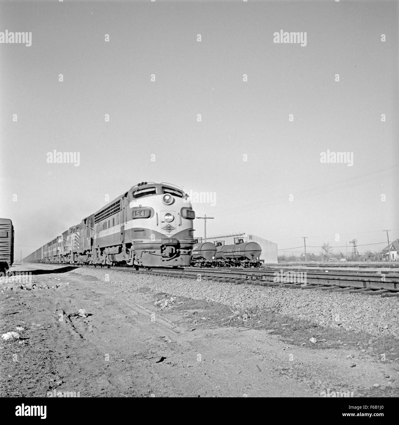 Questa immagine mostra la locomotiva diesel-elettrica n. 1541 Texas & Pacific, che mostra la potente ingegneria delle ferrovie americane dei primi anni del XX secolo. La locomotiva fa parte della flotta ferroviaria T&P, evidenziando il progresso dell'era nella tecnologia dei treni. Foto Stock