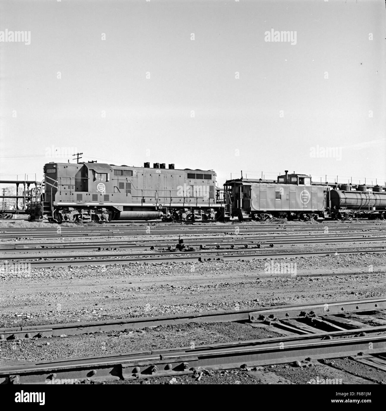 Questa immagine mostra un Texas & Pacific Diesel Electric Road Switcher No. 106, una locomotiva chiave nello sviluppo del sistema ferroviario americano. Prodotti dalla General Motors Electro-Motive Division, questi motori svolsero un ruolo cruciale nel miglioramento dell'efficienza ferroviaria nel XX secolo. Foto Stock