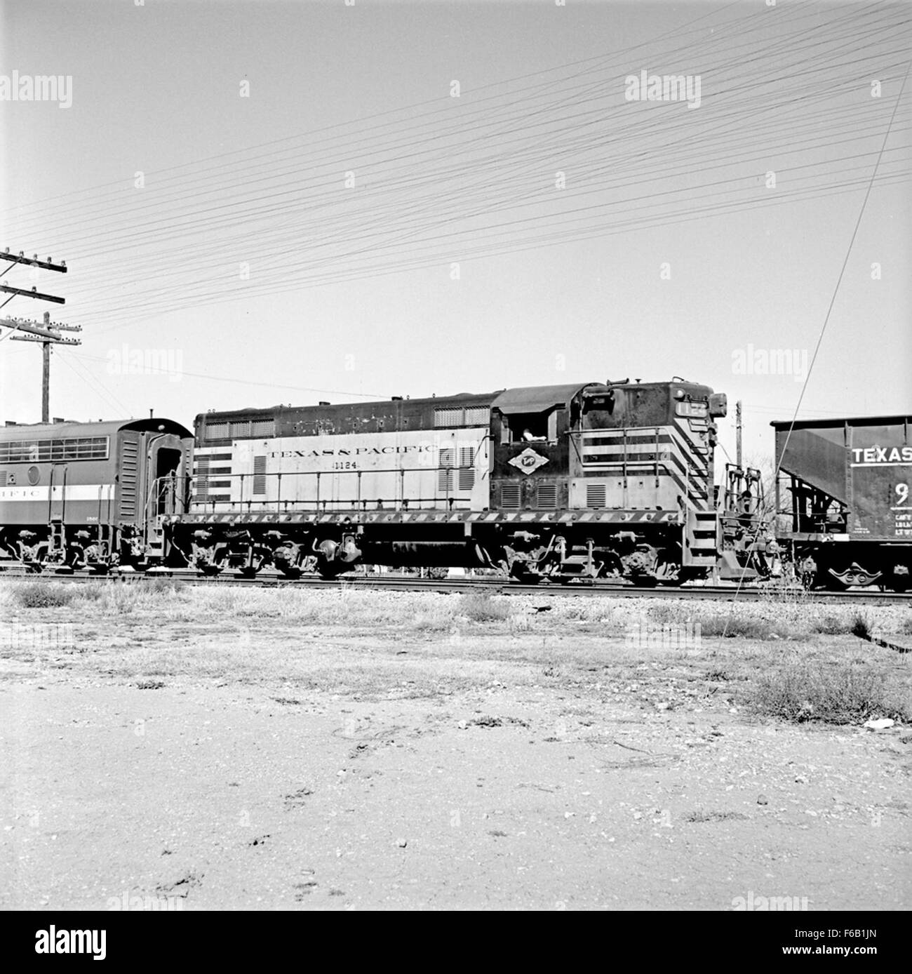 L'immagine mostra il Texas & Pacific Diesel Electric Road Switcher No. 1124, una potente locomotiva utilizzata per la commutazione e il trasporto merci. Il motore diesel-elettrico è una parte fondamentale della storia ferroviaria negli Stati Uniti Foto Stock