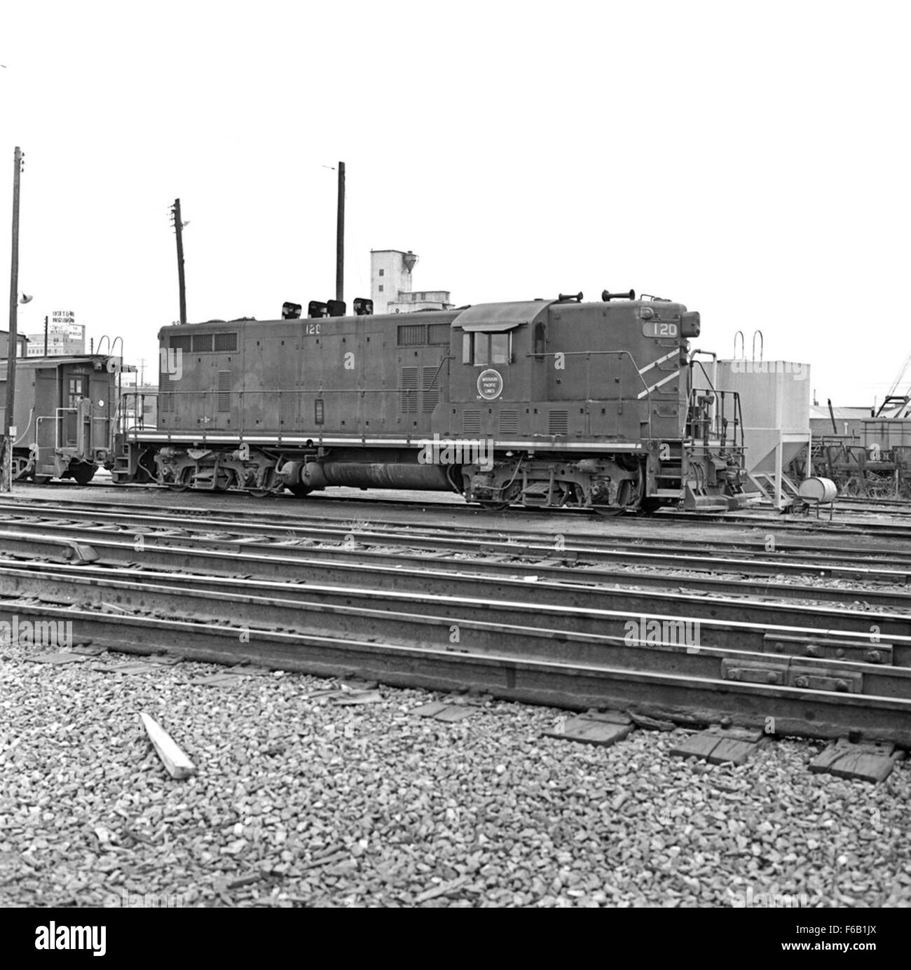 Il Texas & Pacific Diesel Electric Road Switcher No. 120, costruito dalla General Motors Corporation Electro-Motive Division, è un pezzo importante della storia della ferrovia. Questa locomotiva fa parte di una flotta utilizzata per le manovre nei cantieri ferroviari. Foto Stock