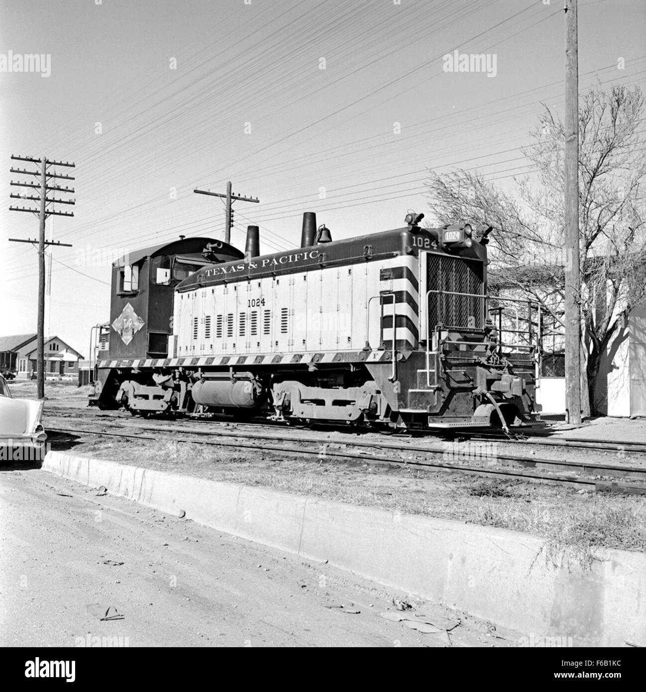 Il Texas & Pacific Diesel Electric Switcher No. 1024 è una locomotiva diesel utilizzata per le operazioni di commutazione nei cantieri ferroviari. Il design della locomotiva mette in risalto la funzione pratica di commutazione del cantiere e trasporto ferroviario industriale. Foto Stock