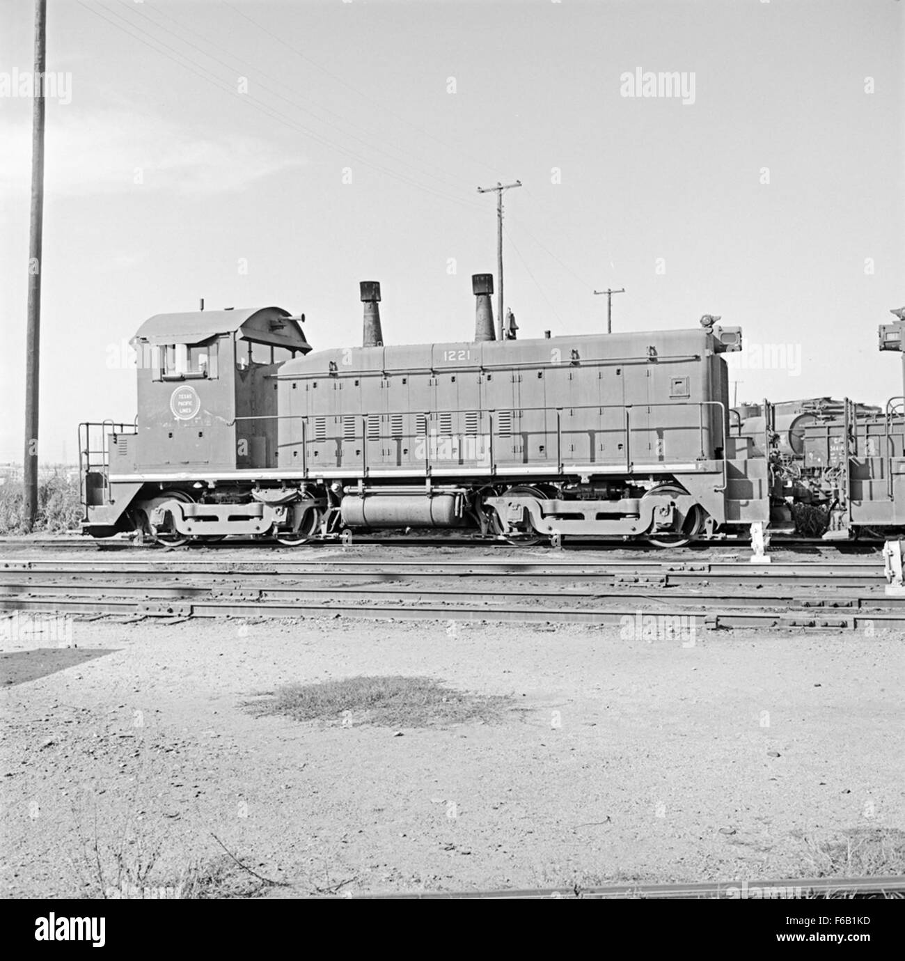 Questa immagine mostra il Texas & Pacific Diesel Electric Switcher No. 1221, una locomotiva costruita dalla GMC-EMD, che opera in un deposito ferroviario. La locomotiva fa parte della flotta di commutatori diesel-elettrici utilizzati per lo spostamento di merci in ambienti industriali. Foto Stock