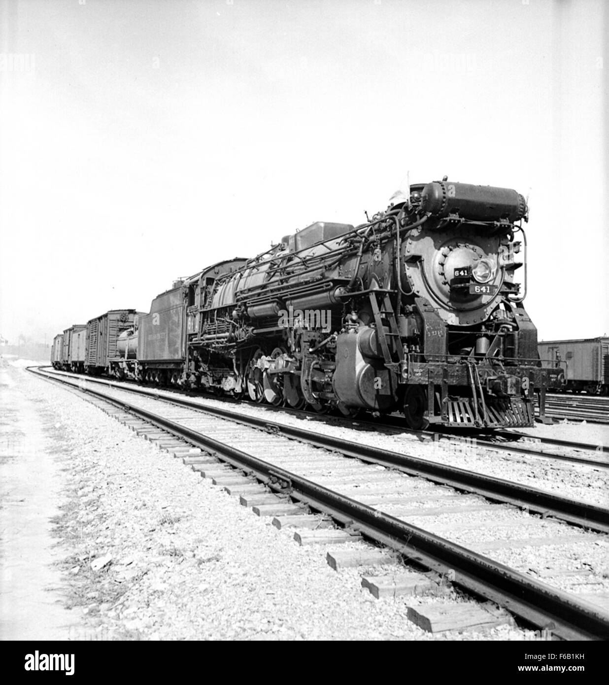 La locomotiva n. 641, costruita dalla Lima Locomotive Works, è un pezzo chiave della storia delle ferrovie. Questa potente locomotiva a vapore, con il suo tender collegato, rappresenta il progresso tecnologico dei treni del XX secolo, mostrando il suo design e il suo contributo alla Texas & Pacific Railroad. Foto Stock