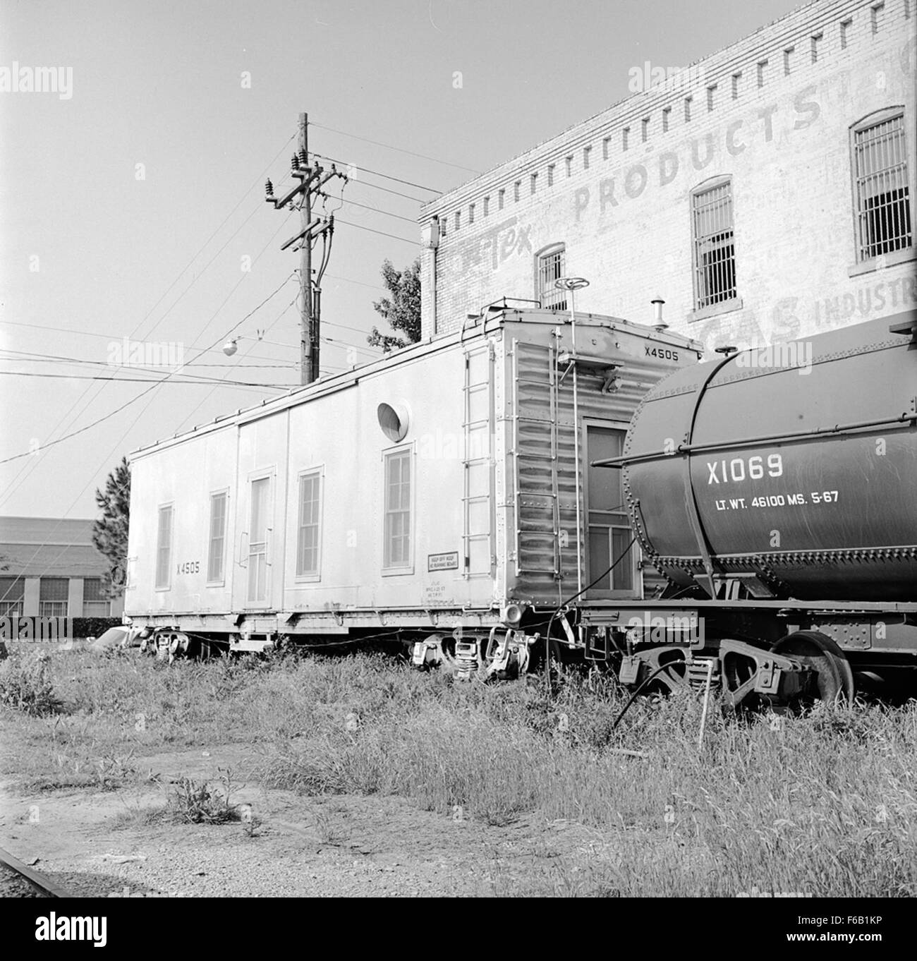 Texas & Pacific Maintenance of Way Crew Car No. X-4505 rappresenta una parte fondamentale delle operazioni ferroviarie, utilizzata per le attività di manutenzione lungo i binari, evidenziando l'importanza delle infrastrutture ferroviarie. Foto Stock