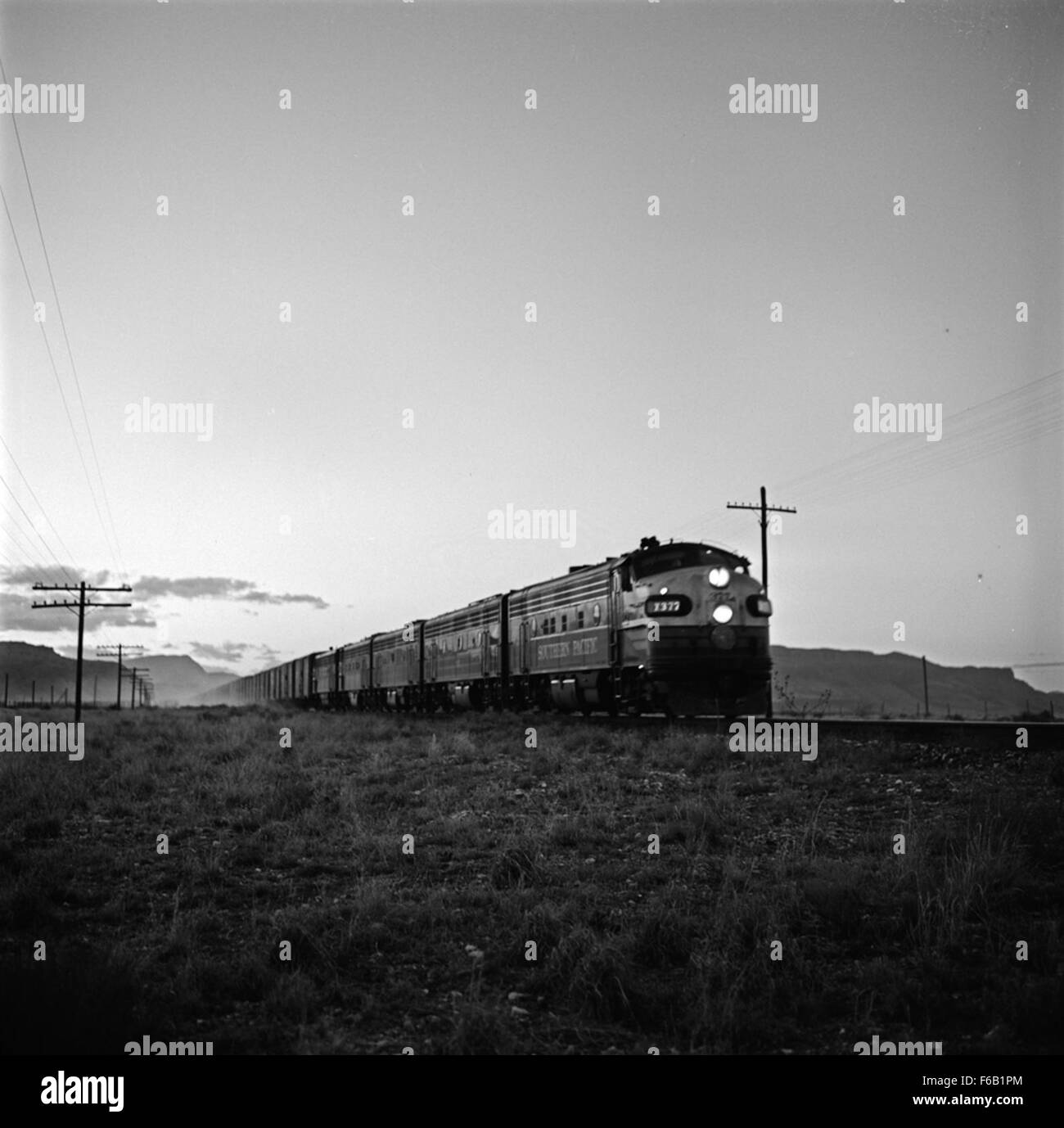Questa immagine mostra la locomotiva elettrica diesel n. 377 Espee SP TNO, che mette in evidenza il suo potente motore e il suo ruolo operativo nel trasporto ferroviario, in particolare nel sistema del Pacifico meridionale. Foto Stock