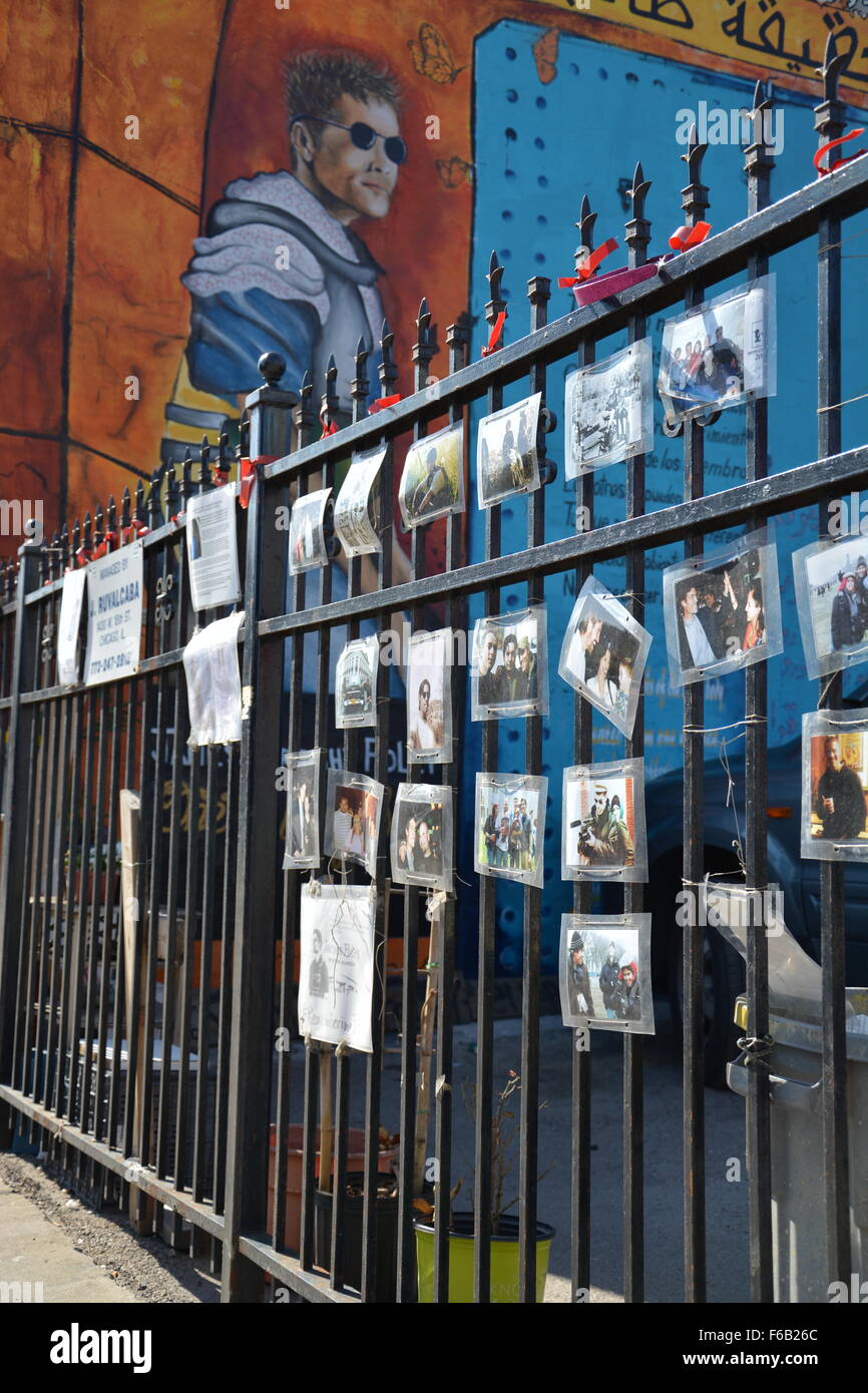 Maggio 2015: fotografie di James Foley appendere su una recinzione al suo memorial murale su 18th Street nel suo vecchio quartiere di Chicago di Pilsen Foto Stock