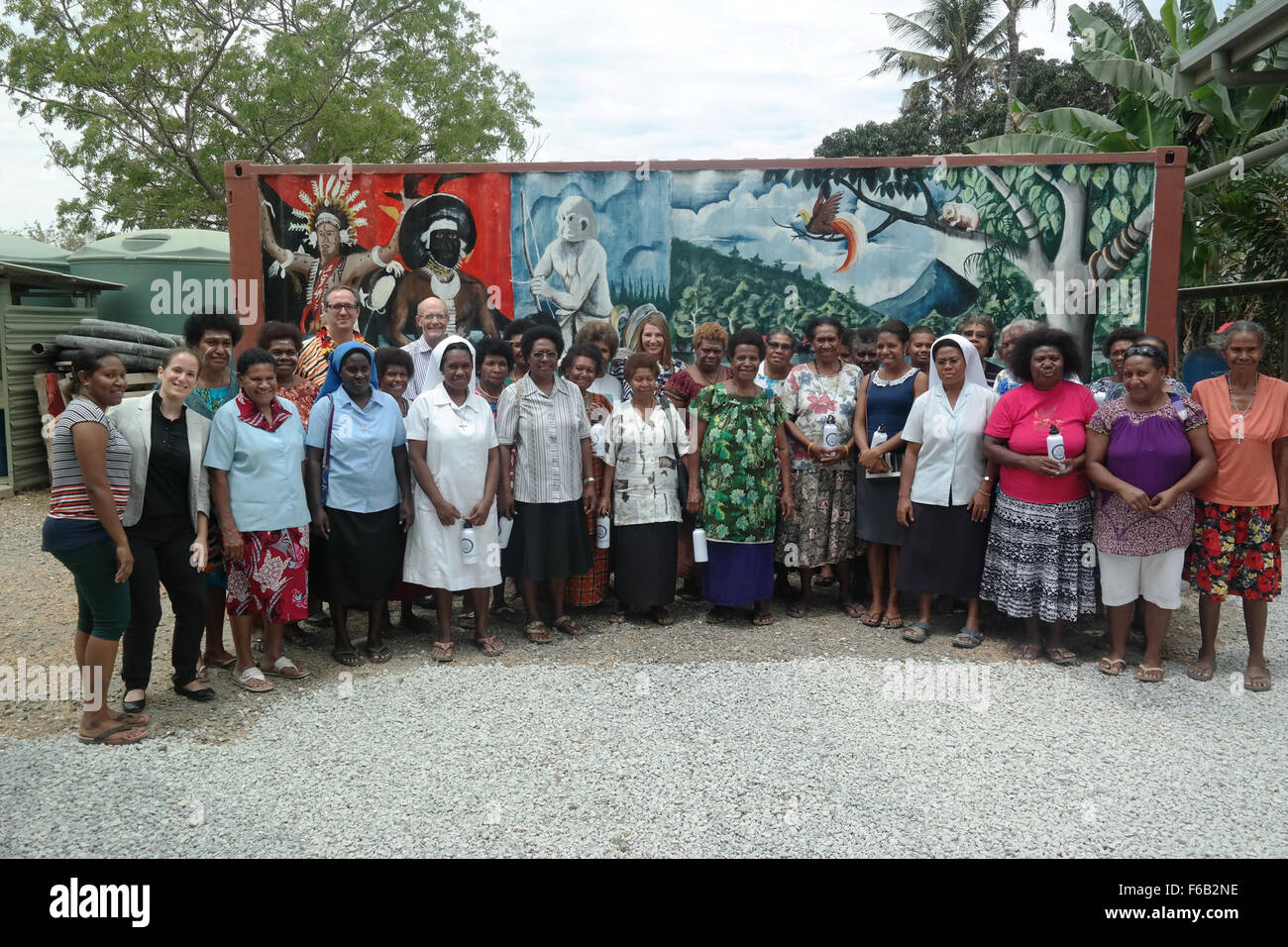 Vice Segretario Higginbottom soddisfa con le Suore Missionarie del Sacro Cuore dell'emancipazione delle donne Training Facility in Boera, Papua Nuova Guinea Foto Stock