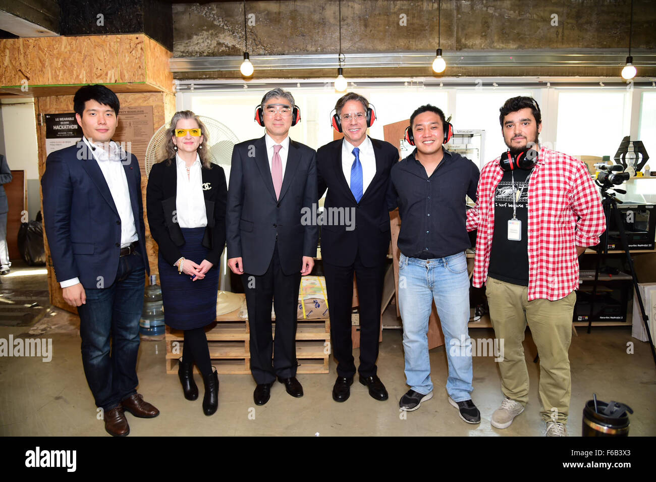 Vice Segretario Blinken e Ambasciatore Kim posa per una foto con gli imprenditori a Fab Lab Seoul Foto Stock