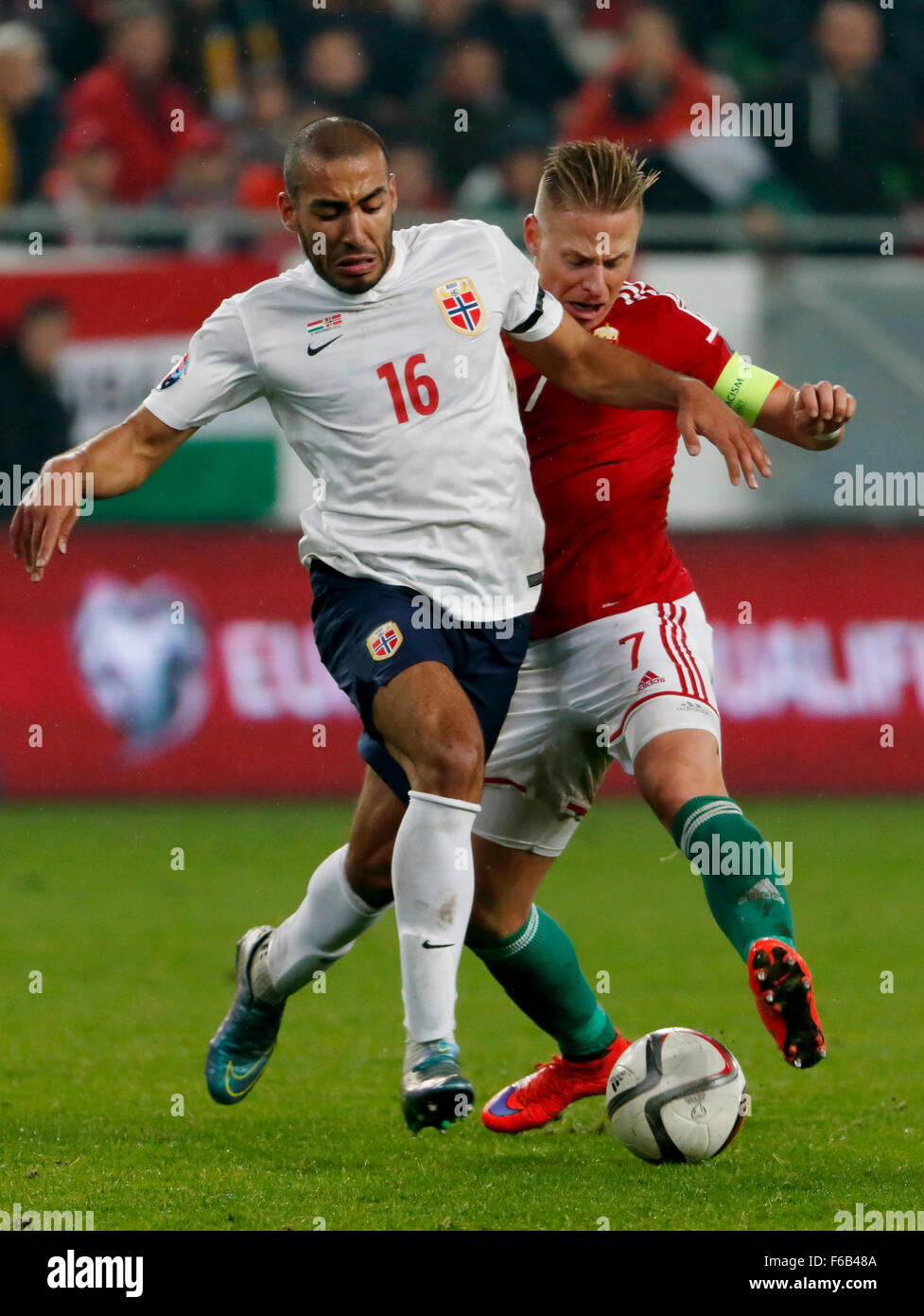 Budapest, Ungheria. 15 Novembre, 2015. Duello tra ungherese Balazs Dzsudzsak (r) e norvegese Aleesami Haitam durante l'Ungheria vs. Norvegia UEFA EURO 2016 il qualificatore di play-off partita di calcio a Groupama Arena. Credito: Laszlo Szirtesi/Alamy Live News Foto Stock