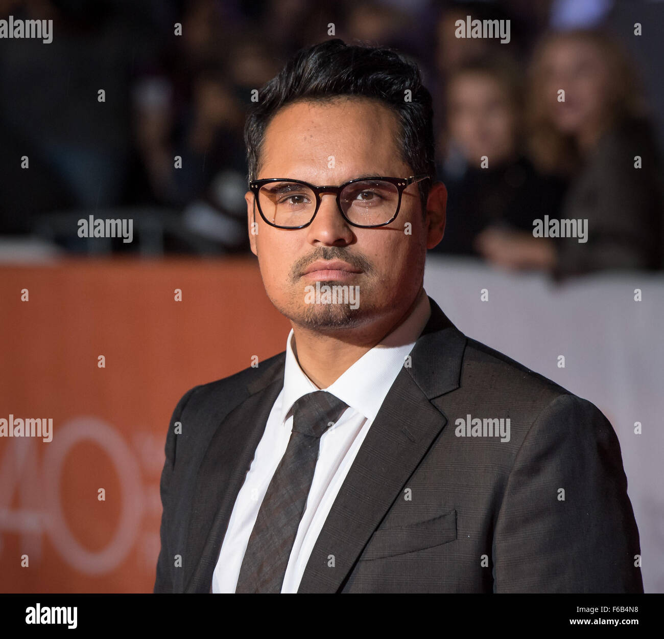 Attore Michael Peña assiste la premiere mondiale per 'Il marziano" al giorno due del Toronto International Film Festival al Roy Thomson Hall, Venerdì, Settembre 11, 2015 a Toronto. Gli scienziati della NASA e ingegneri è servita come consulenti tecnici sulla pellicola. Il film ritrae una visione realistica del clima e la topografia di Marte, sulla base dei dati della NASA, e alcune delle sfide che la NASA volti come ci prepariamo per l'esplorazione umana del pianeta rosso nel 2030s. Photo credit: (NASA/Bill Ingalls) Foto Stock