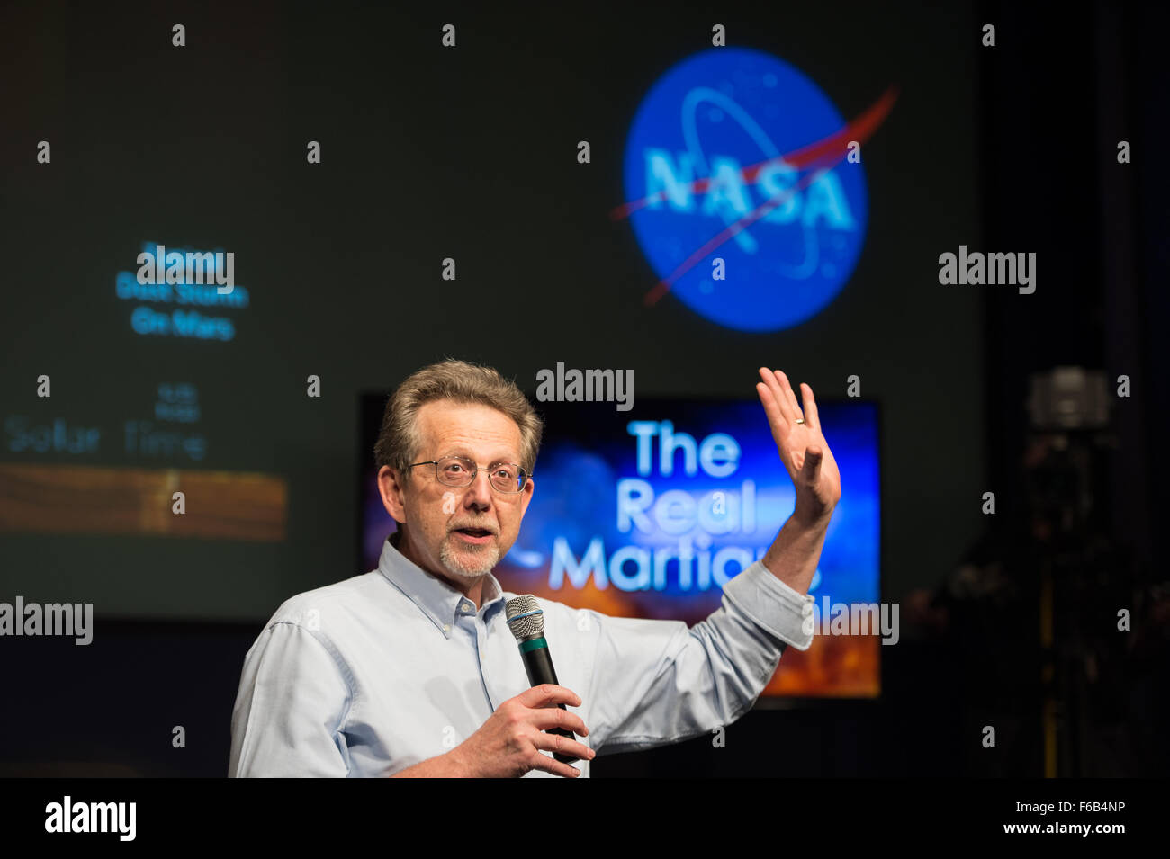 Il dott. James verde, Scienze Planetarie Direttore di divisione, NASA, parla di "vero" Marziani caso riconoscendo la NASA il personale che contribuiscono ai progressi scientifici e tecnologici che consentiranno il viaggio su Marte giovedì, 17 settembre 2015 alle sedi della NASA a Washington, DC. Andy Weir, autore di "Il marziano" hanno partecipato in un live domanda e risposta durante il programma. Photo credit: (NASA/Aubrey Gemignani). Foto Stock