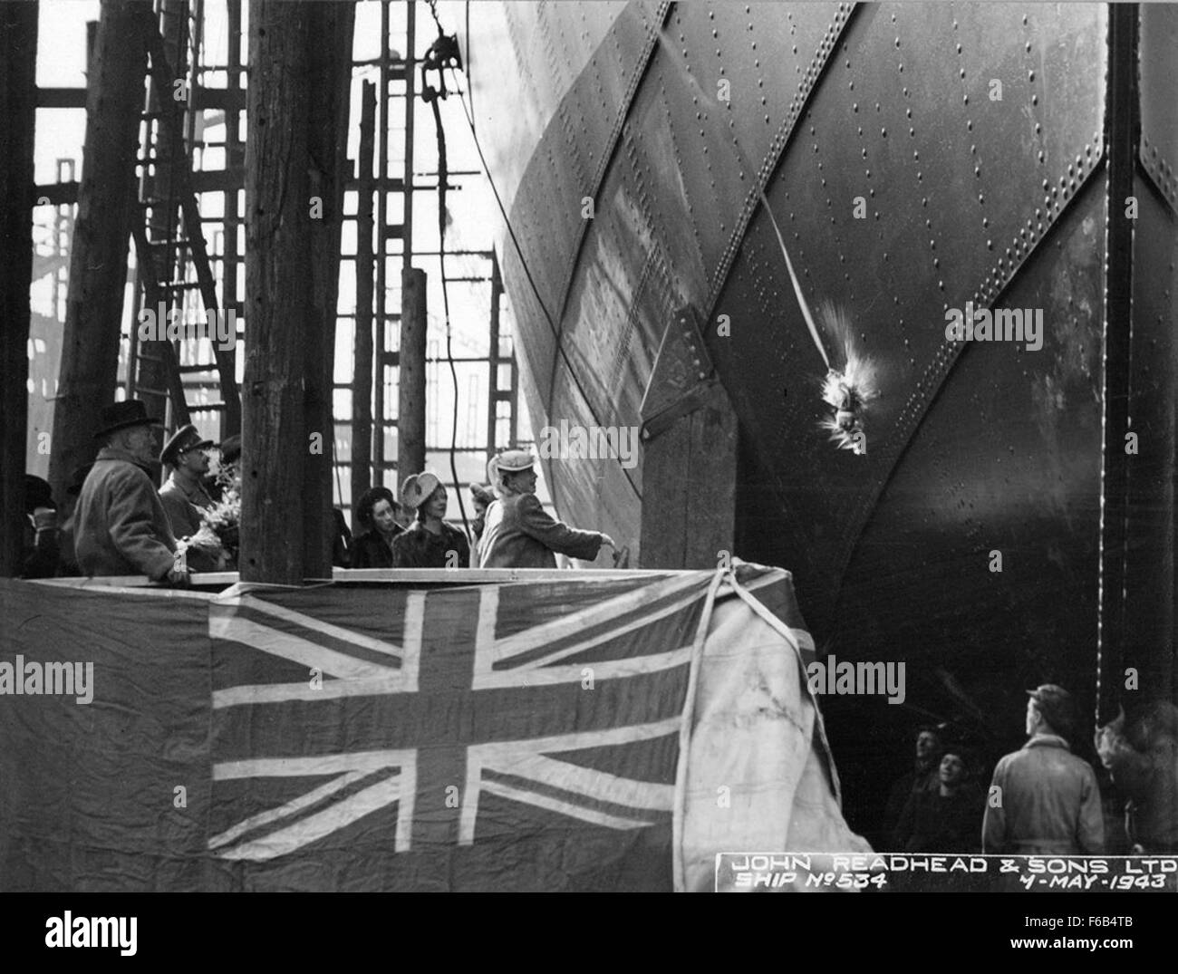 Il lancio della nave cargo Kelmscott ebbe luogo durante la seconda guerra mondiale presso il cantiere John Readhead & Sons Ltd a South Shields. La nave, battente bandiera britannica, è stata costruita per servire lo sforzo bellico, e l'immagine cattura il momento storico del suo lancio, con i lavoratori che celebrano il traguardo. Foto Stock