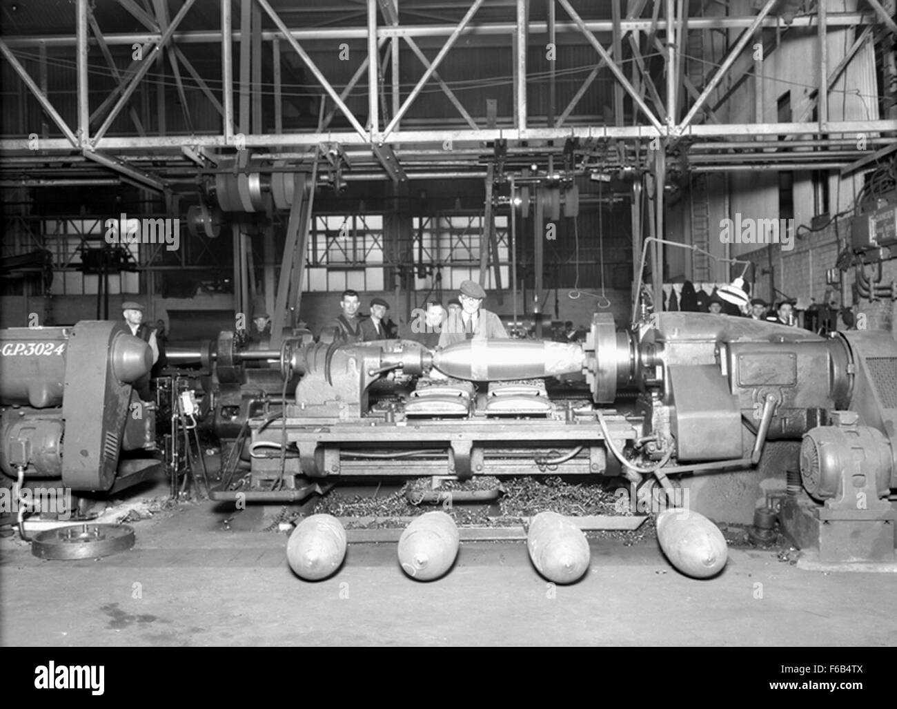 La lavorazione di 500 lb bombe al Elswick Works Foto Stock