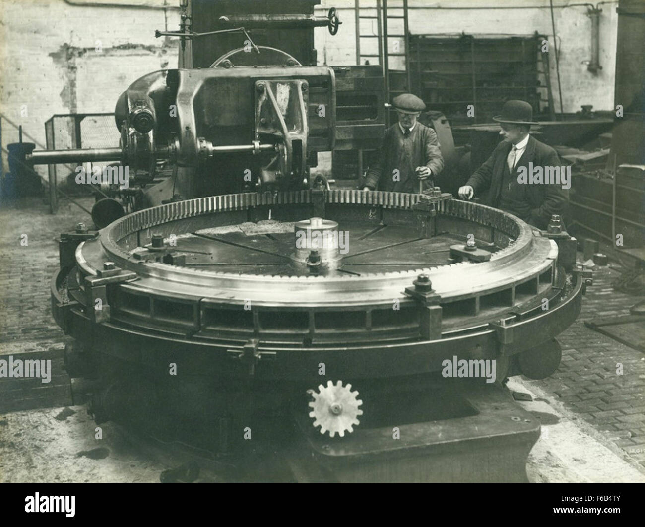 Questa fotografia in bianco e nero del 1928 mostra il processo di lavorazione delle parti in canna di fucile per tubi siluro presso gli stabilimenti Elswick di Newcastle upon Tyne, mettendo in evidenza i metodi di produzione industriale del periodo. Foto Stock