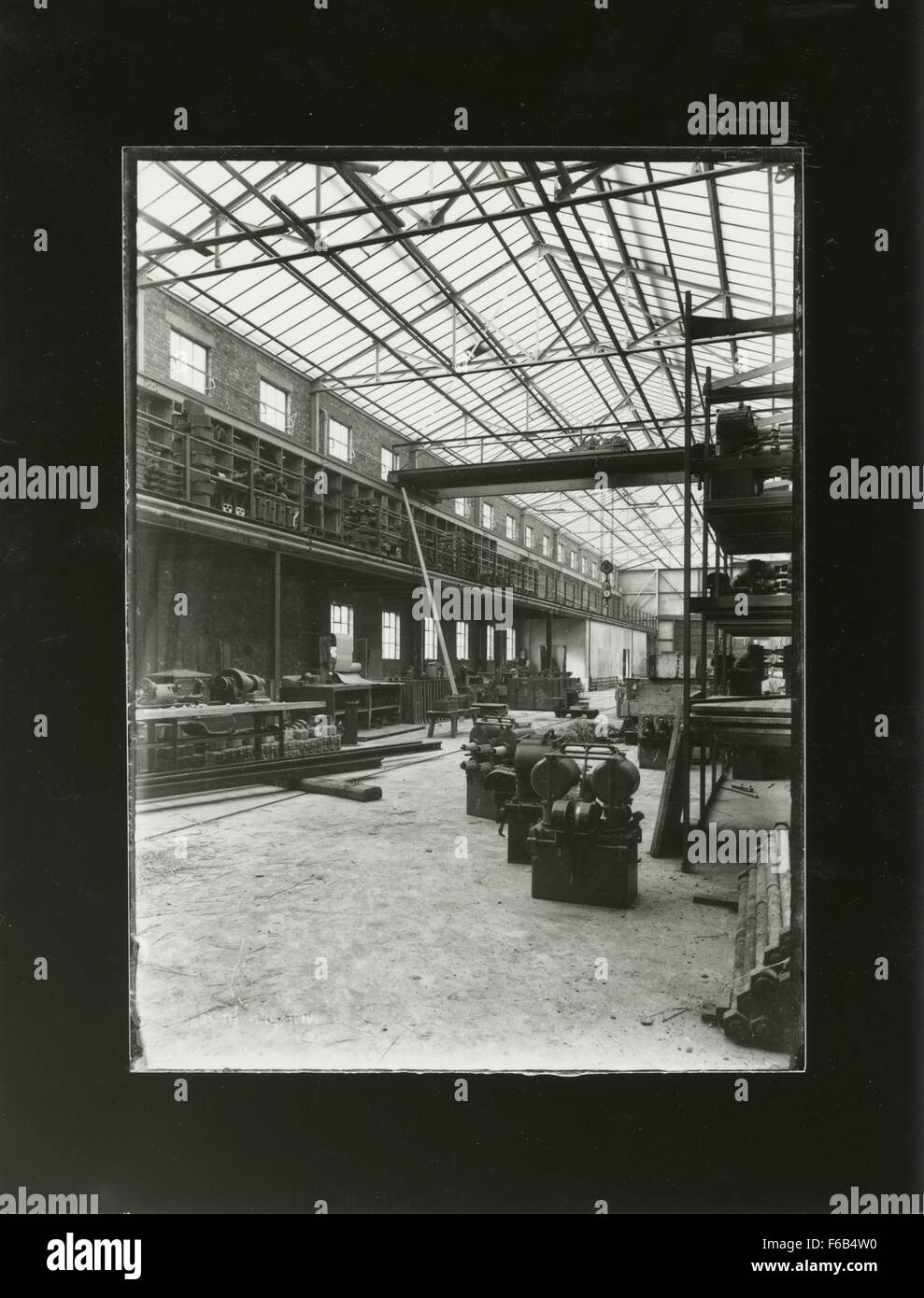 Una fotografia in bianco e nero scattata il 24 agosto 1919, che mostra la costruzione alla A. Reyrolle & Co. Ltd., Hebburn. L'immagine evidenzia lo sviluppo industriale del tempo, con macchinari e lavoratori edili che contribuiscono all'espansione dell'infrastruttura delle centrali elettriche. La fotografia cattura l'essenza dell'ingegneria meccanica dei primi anni del XX secolo a Tyne & Wear, Inghilterra. Foto Stock