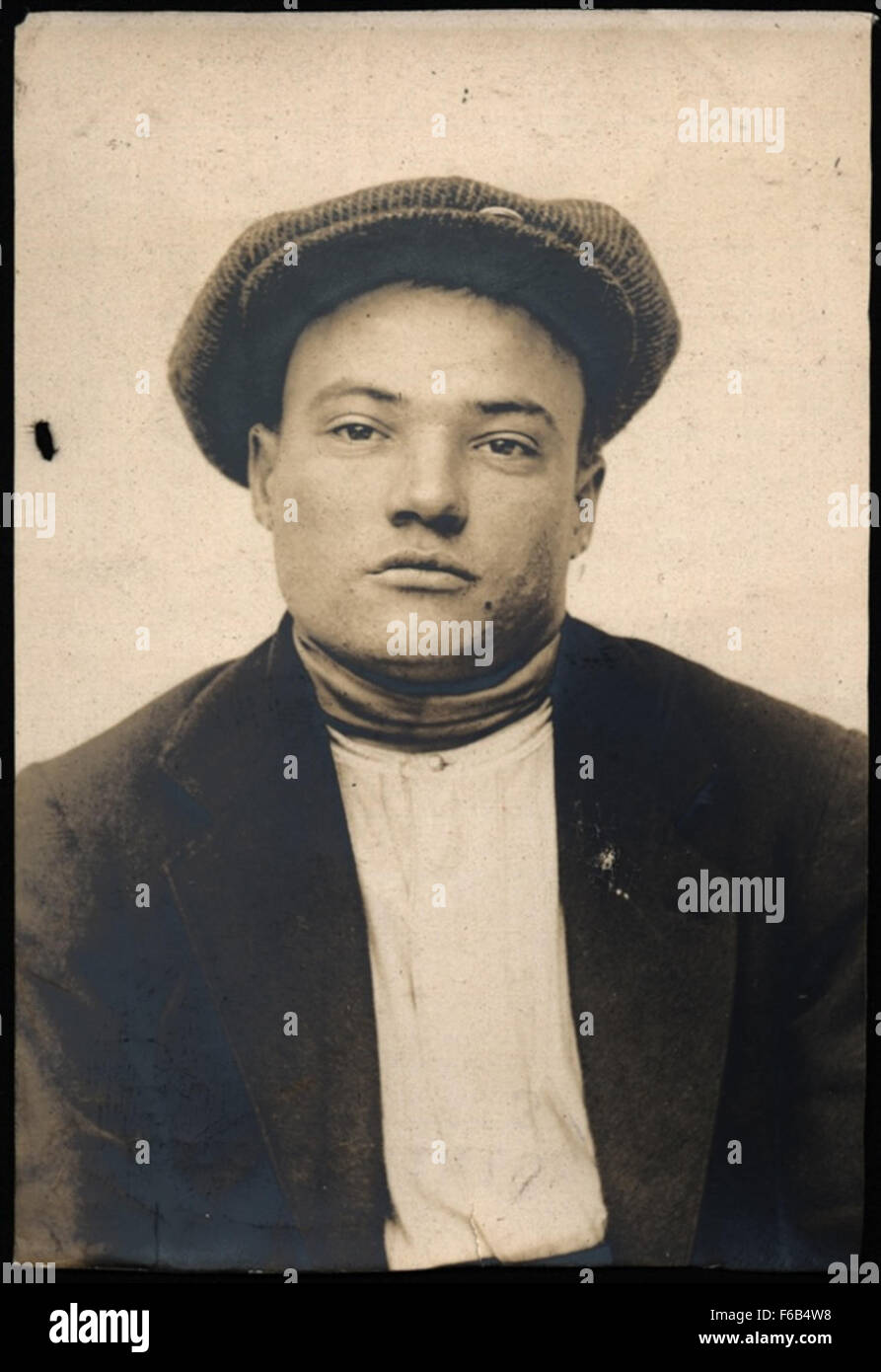 Mark Schidlossky, un marinaio durante la prima guerra mondiale, fu arrestato per rapina a New Quay, North Shields. Questo filmato del periodo cattura l'atto criminale che ha portato alla sua prigionia, riflettendo un momento di difficoltà e crimine durante la guerra. Foto Stock