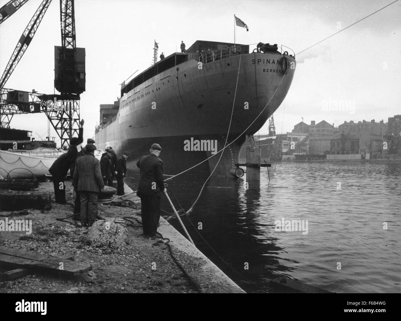 L'immagine cattura la petroliera "Spinanger" ormeggiata dopo il suo lancio il 22 ottobre 1957, presso il cantiere navale J.L. Thompson & Sons Ltd di Sunderland, mostrando i processi di costruzione navale e il patrimonio marittimo. Foto Stock