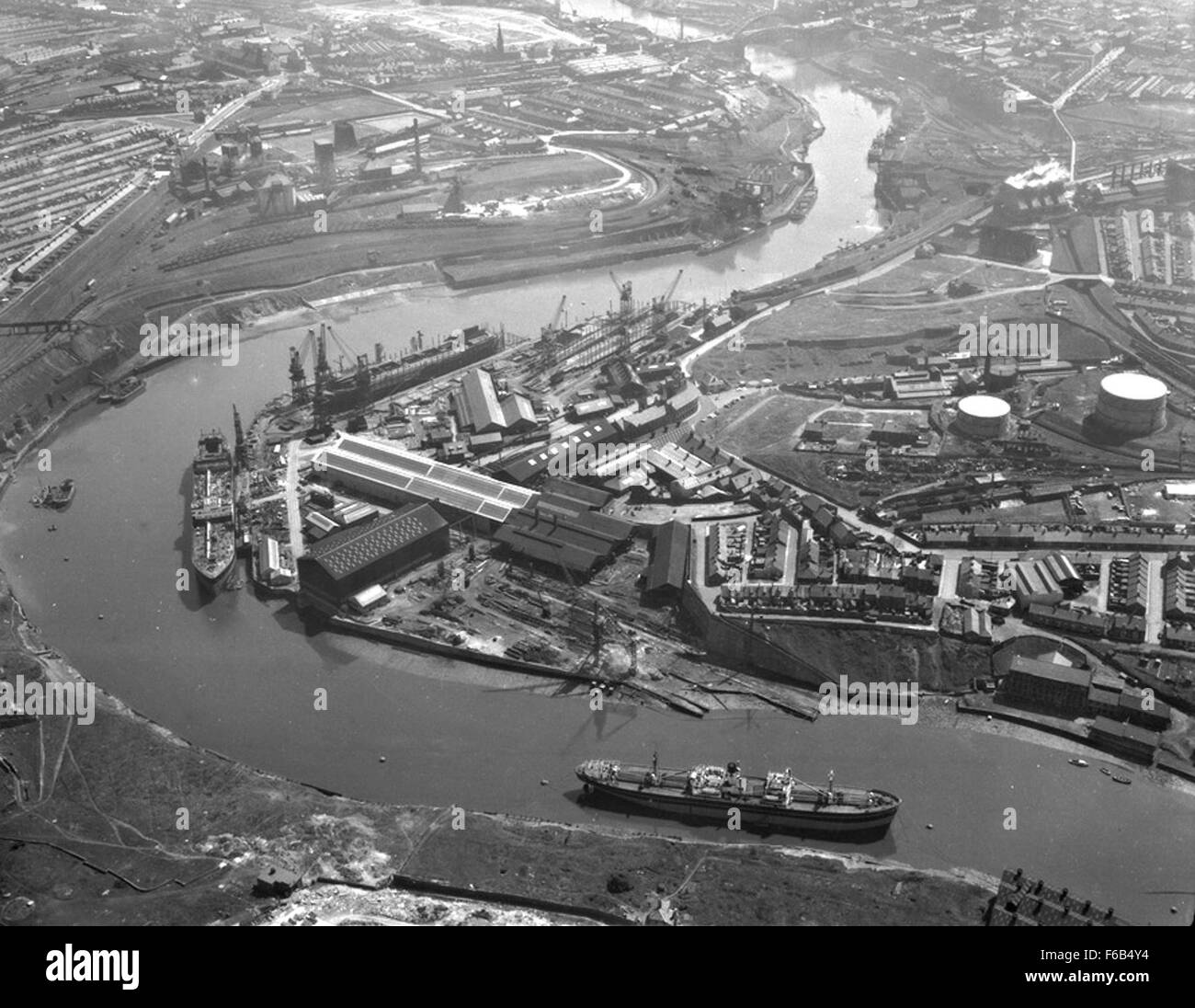 Fotografia aerea del cantiere navale Sir James Laing & Sons di Sunderland, che mostra l'industria cantieristica navale presso il River Wear. L'immagine evidenzia l'attività industriale nell'area di Wearmouth, nota per la costruzione di navi. Foto Stock