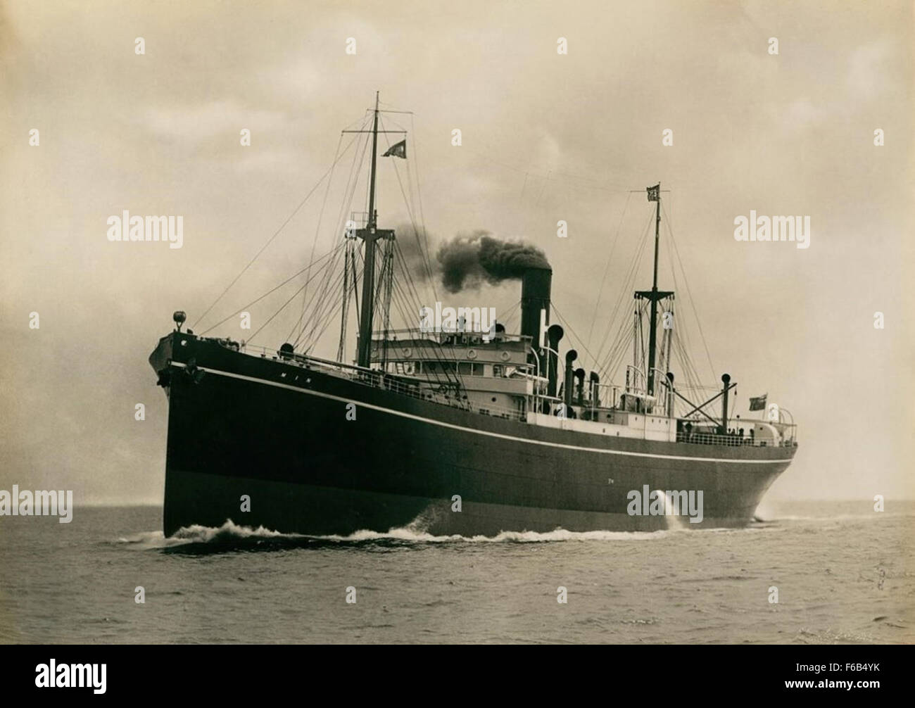 La nave da carico min, costruita dalla John Readhead & Sons Ltd, è raffigurata durante le prove in mare. Questa nave, gestita dalla Hain Steamship Company, fu sottoposta a test di prestazioni nelle acque al largo di South Shields, mostrando le capacità della nave durante la sua fase operativa iniziale. Foto Stock
