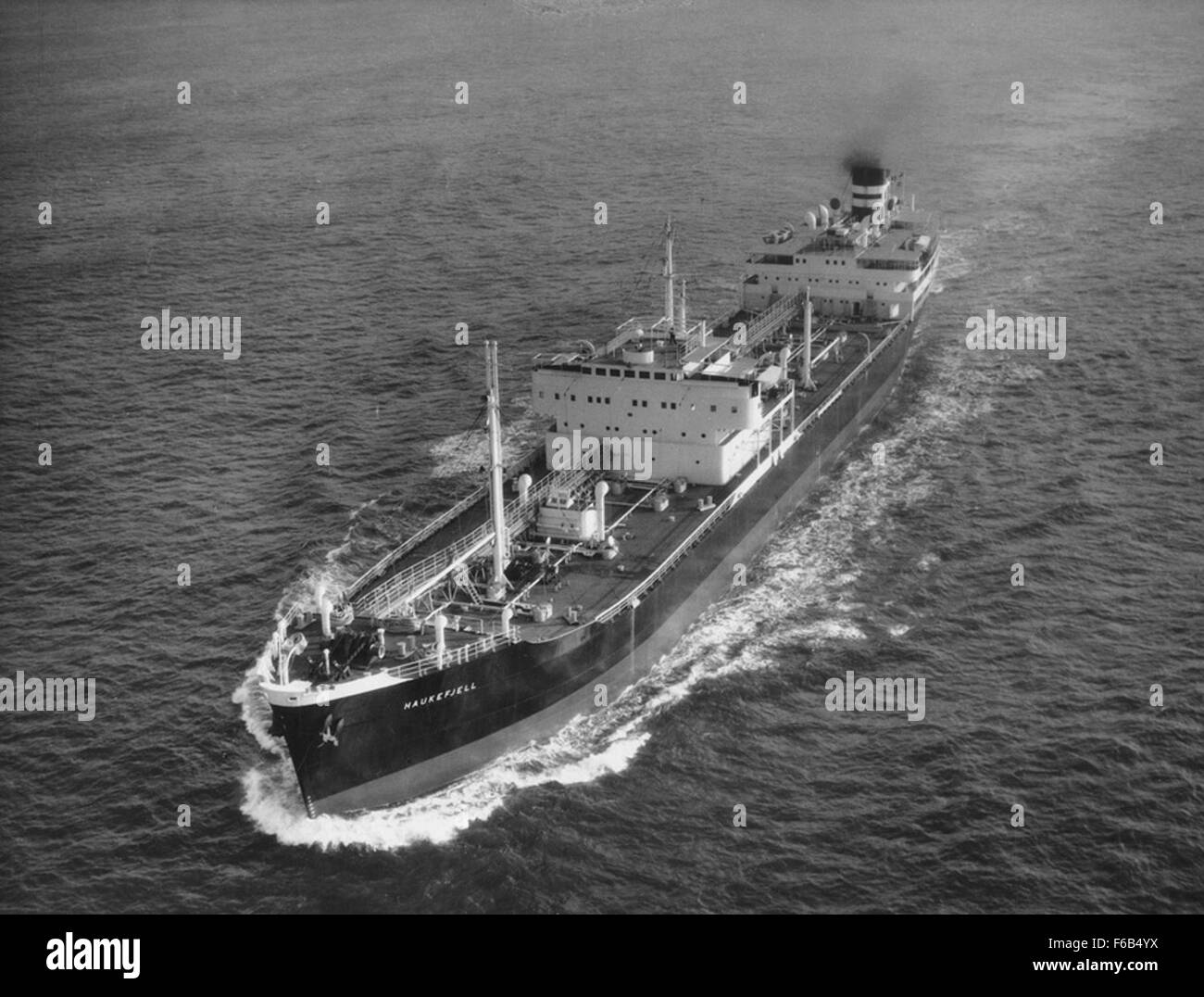 La nave cisterna "Haukefjell", costruita da J.L. Thompson & Sons Ltd, viene mostrata durante le prove in mare al largo della costa di Sunderland, Inghilterra. La nave è in fase di test delle prestazioni in preparazione per l'uso commerciale. Foto Stock