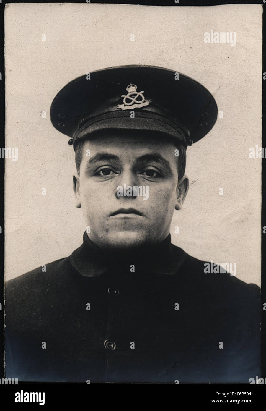 Questa foto della prima guerra mondiale mostra Thomas Henry Miller, un soldato del reggimento Duke of Wellington, arrestato per furto. La foto, scattata alla stazione di polizia di North Shields, offre uno sguardo alla criminalità militare durante la guerra. Foto Stock
