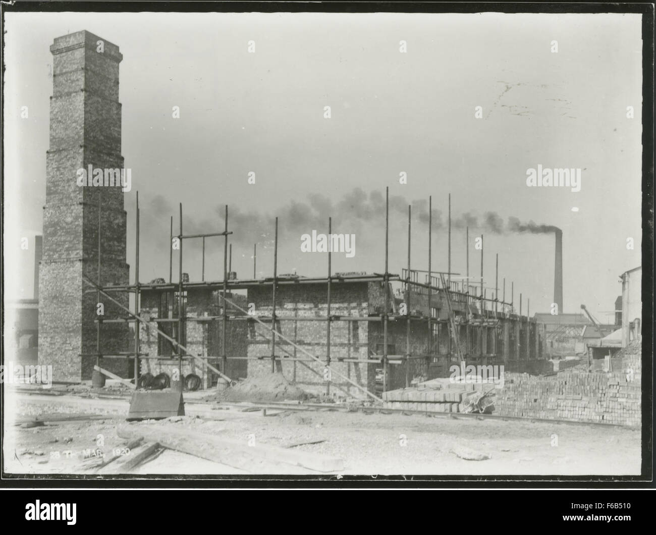 Una fotografia in bianco e nero scattata il 28 marzo 1920, raffigura le attività di costruzione industriale presso A. Reyrolle & Co. Ltd di Hebburn. L'immagine cattura vari aspetti del cantiere, tra cui la costruzione di quadri di comando e i macchinari coinvolti nel patrimonio industriale durante l'inizio del XX secolo. Foto Stock