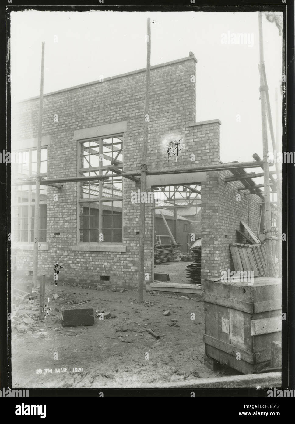 Questa storica fotografia in bianco e nero, datata 28 marzo 1920, mostra il cantiere di A. Reyrolle & Co. Ltd. A Tyne & Wear, Regno Unito. L'immagine cattura l'espansione industriale durante l'inizio del XX secolo, riflettendo la crescita di industrie chiave come le centrali elettriche e le strutture in acciaio. Foto Stock