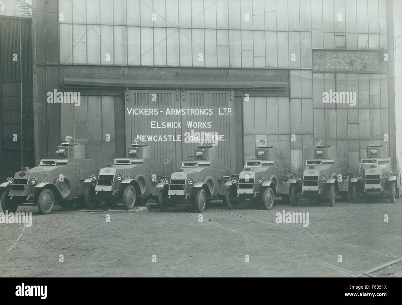 Questa fotografia mostra le auto blindate posizionate al di fuori della Elswick Works a Newcastle upon Tyne, scattate all'inizio del XX secolo. Riflette i contributi dell'era industriale alla tecnologia militare e alla produzione di armamenti. Foto Stock