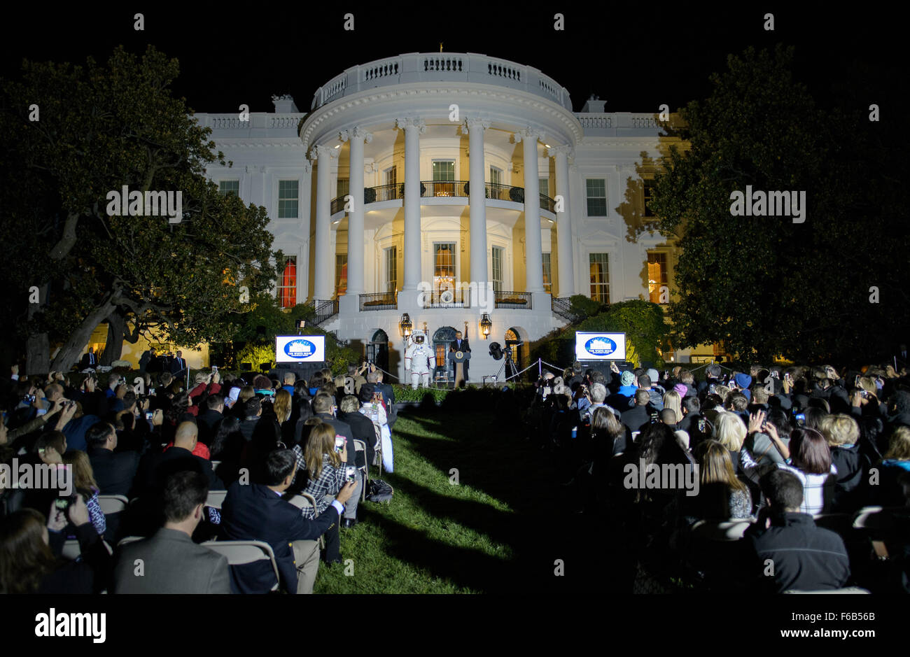 Il presidente Barack Obama offre commento durante la seconda casa bianca astronomia notte sul Lunedi, ottobre 19, 2015 La seconda casa bianca astronomia notte ha portato insieme agli studenti, insegnanti, gli scienziati e gli astronauti della NASA per una notte di Astronomia e spazio-correlate attività educative per promuovere l'importanza della scienza e della Tecnologia, Ingegneria e Matematica (stelo) dell'istruzione. Photo credit: (NASA/Joel Kowsky) Foto Stock