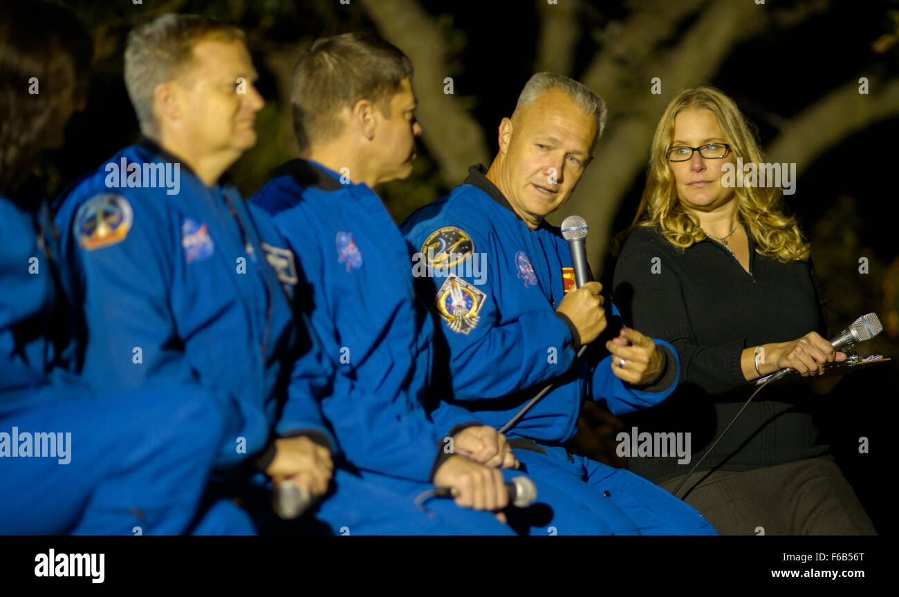 L'astronauta della NASA Douglas Hurley, secondo da destra, risponde a una domanda durante una tavola rotonda moderata da Cristin Dorgelo, Capo del Personale della Casa Bianca Ufficio di Politica della scienza e della tecnologia, a destra alla seconda casa bianca astronomia notte sul Lunedi, ottobre 19, 2015 La seconda casa bianca astronomia notte ha portato insieme agli studenti, insegnanti, gli scienziati e gli astronauti della NASA per una notte di Astronomia e spazio-correlate attività educative per promuovere l'importanza della scienza e della Tecnologia, Ingegneria e Matematica (stelo) dell'istruzione. Photo credit: (NASA/Joel Kowsky) Foto Stock