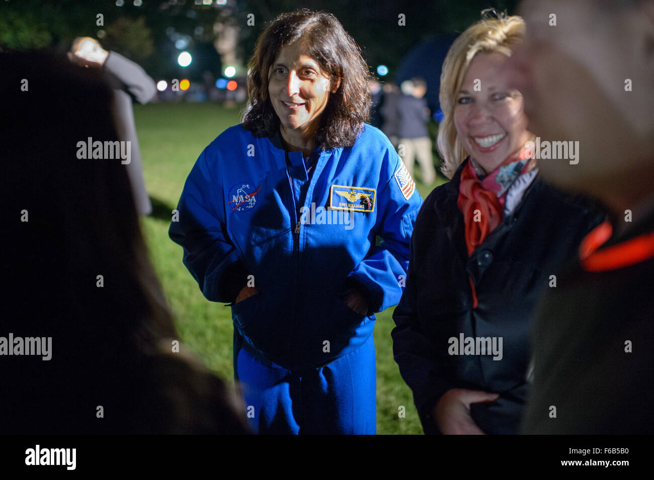 L'astronauta della NASA Sunita Williams parla con i partecipanti della seconda casa bianca astronomia notte sul Lunedi, ottobre 19, 2015. La seconda casa bianca astronomia notte ha portato insieme agli studenti, insegnanti, gli scienziati e gli astronauti della NASA per una notte di Astronomia e spazio-correlate attività educative per promuovere l'importanza della scienza e della Tecnologia, Ingegneria e Matematica (stelo) dell'istruzione. Photo credit: (NASA/Joel Kowsky) Foto Stock