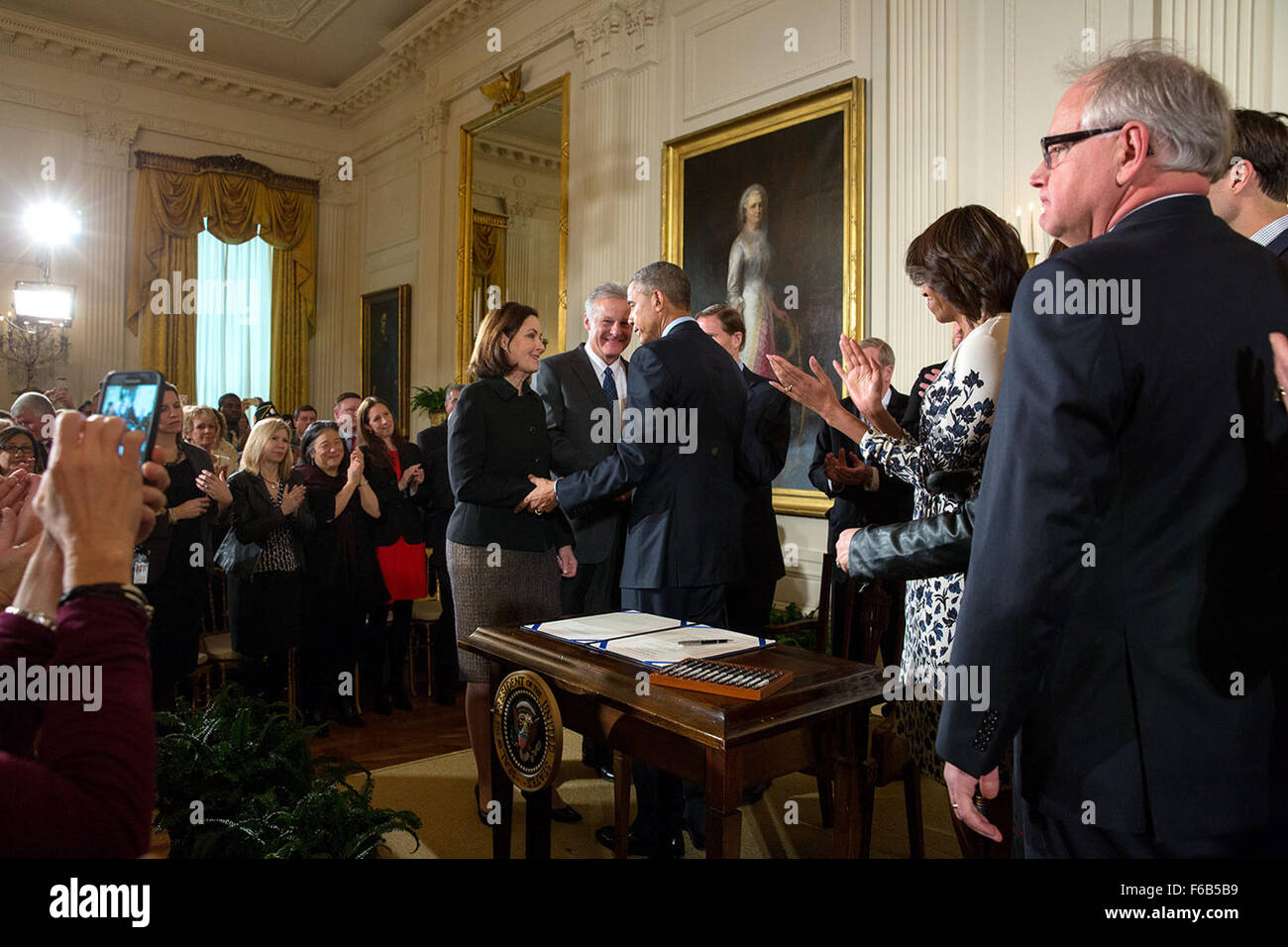 La First Lady Michelle Obama applaude come presidente Barack Obama saluta Susan Selke, argilla Hunt madre, dopo lui firma la creta Hunt la prevenzione dei suicidi per American veterani atto nella Sala Est della Casa Bianca, Feb 12, 2015. Chuck Kennedy) Foto Stock