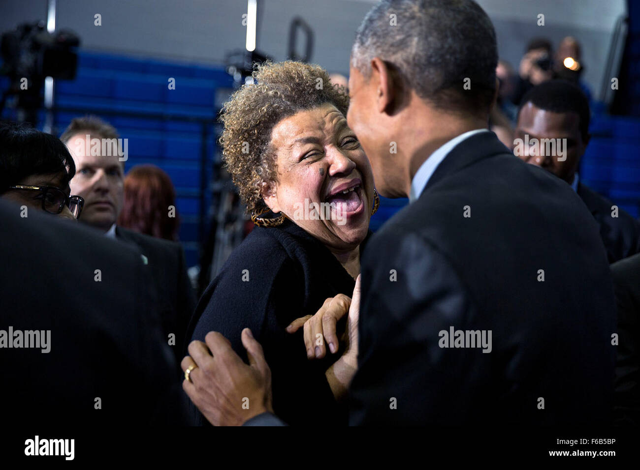 Il presidente Barack Obama saluta un membro del pubblico dopo lui firma il Pullman Monumento Nazionale proclamazione a Gwendolyn Brooks College Accademia preparatoria in Chicago, Ill., Feb 19, 2015. Foto Stock