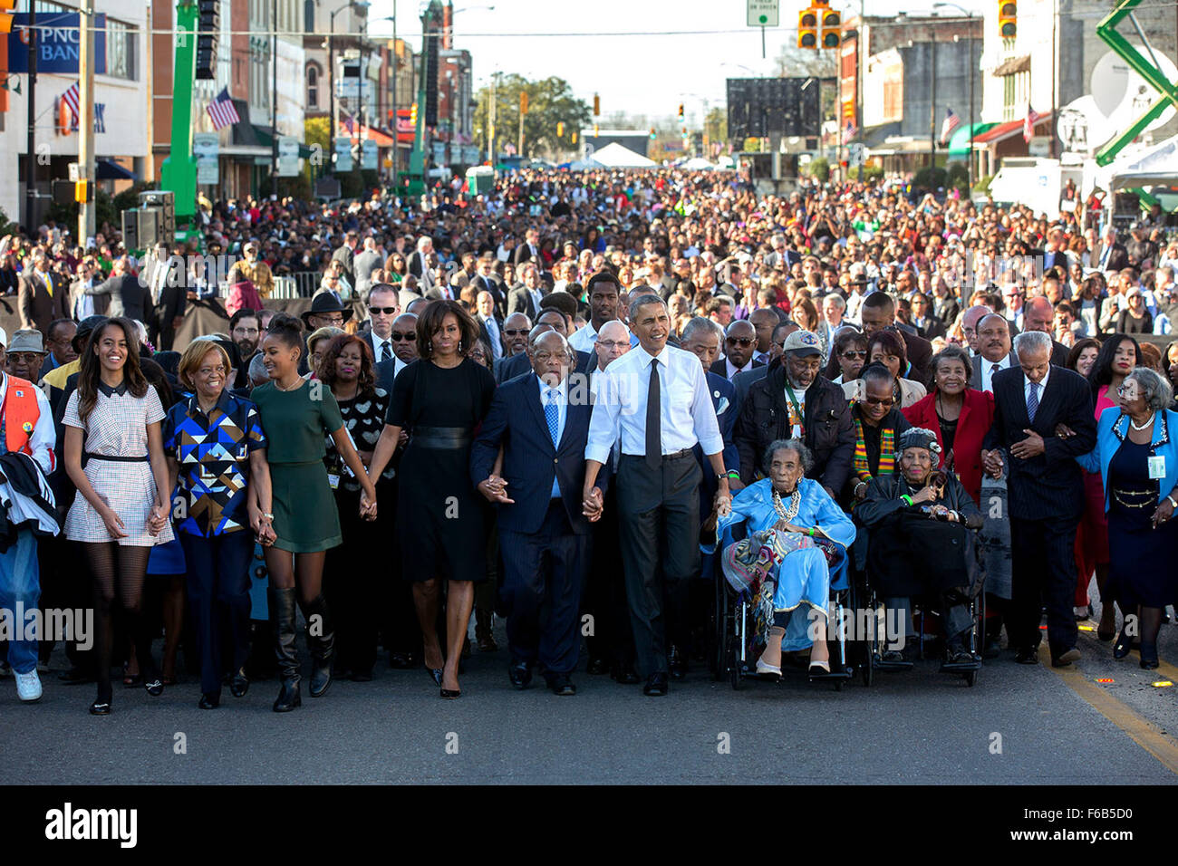 Il presidente Barack Obama e la First Lady Michelle Obama unire le mani con sost. John Lewis, D-Ga. come conducono la passeggiata attraverso il Edmund Pettus Bridge per commemorare il cinquantesimo anniversario della domenica sanguinante e Selma a Montgomery diritti civili marche, in Selma, Ala., 7 marzo 2015. Malia e Sasha Obama unire le mani con la loro nonna, Mariana Robinson. Lawrence Jackson) Foto Stock