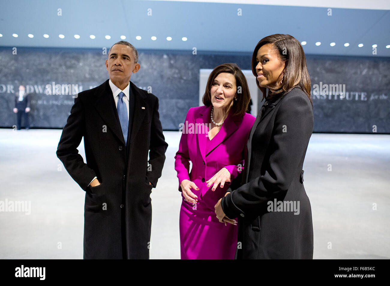Il presidente Barack Obama e la First Lady Michelle Obama parla con Vicki Kennedy, vedova del senatore Ted Kennedy, all'arrivo per la dedizione di Edward M. Istituto Kennedy per il senato degli Stati Uniti a Boston, Massachusetts, Marzo 30, 2015. Foto Stock