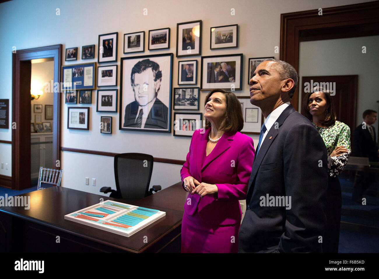 Vicki Kennedy, vedova del senatore Ted Kennedy, mostra il Presidente Barack Obama e la First Lady Michelle Obama una replica del Sen. Kennedy Ufficio del Senato a seguito della dedicazione del Edward M. Istituto Kennedy per il senato degli Stati Uniti a Boston, Massachusetts, Marzo 30, 2015. Foto Stock