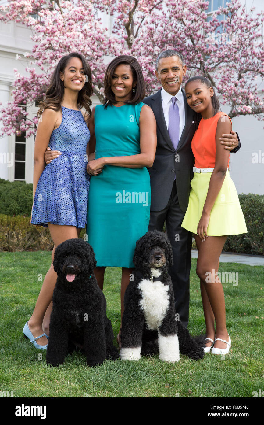 Il presidente Barack Obama e la First Lady Michelle Obama e le figlie Malia e Sasha posare per un ritratto di famiglia con Bo e soleggiato al Giardino delle Rose della Casa Bianca la Domenica di Pasqua, 5 aprile 2015. Foto Stock
