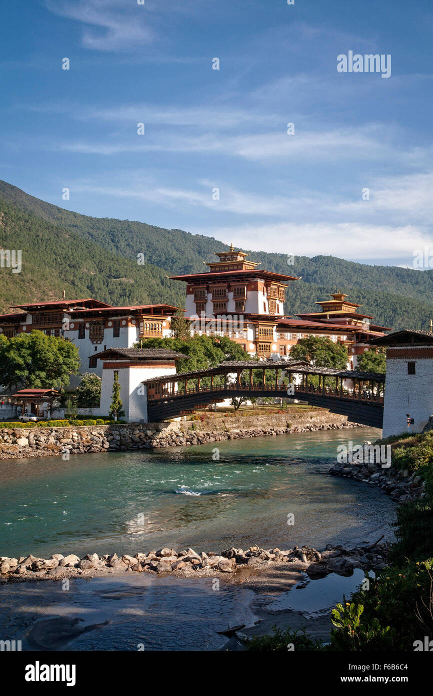Il Punakha Dzong (fortezza) alla confluenza del Mo e Pho Chhu (fiumi). Il Bhutan. Foto Stock