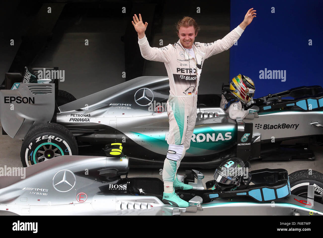 Sao Paulo, Brasile. Xv Nov, 2015. Pilota tedesco Nico Rosberg del team Mercedes festeggia dopo aver vinto il Gran Premio del Brasile F1 a Sao Paulo il nov. 15, 2015. © Felipe Rau/AGENCIA ESTADO/Xinhua/Alamy Live News Foto Stock