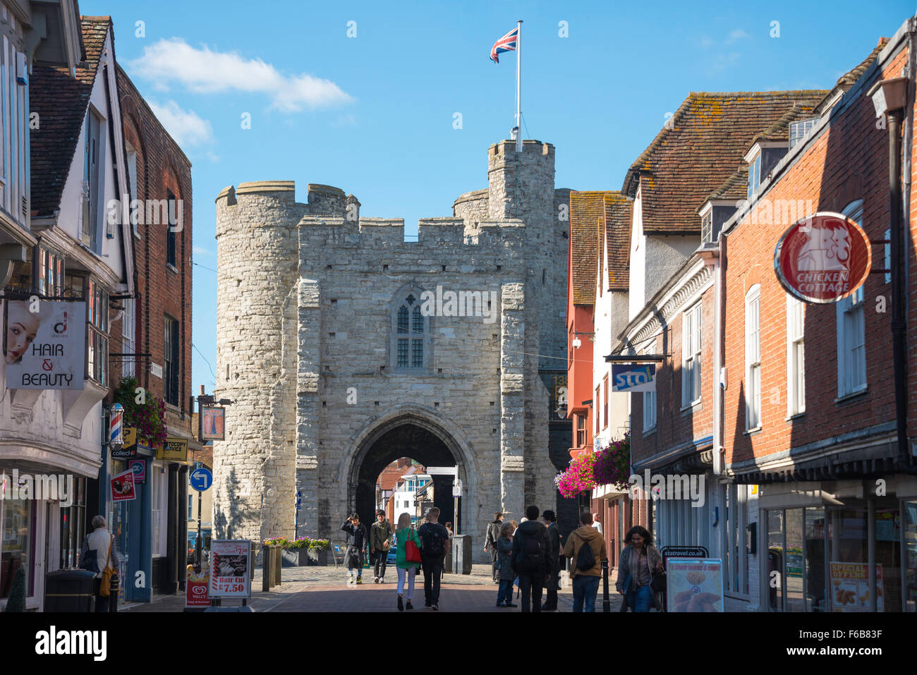 Westgate Towers da St Peter's Street, Canterbury, nel Kent, England, Regno Unito Foto Stock
