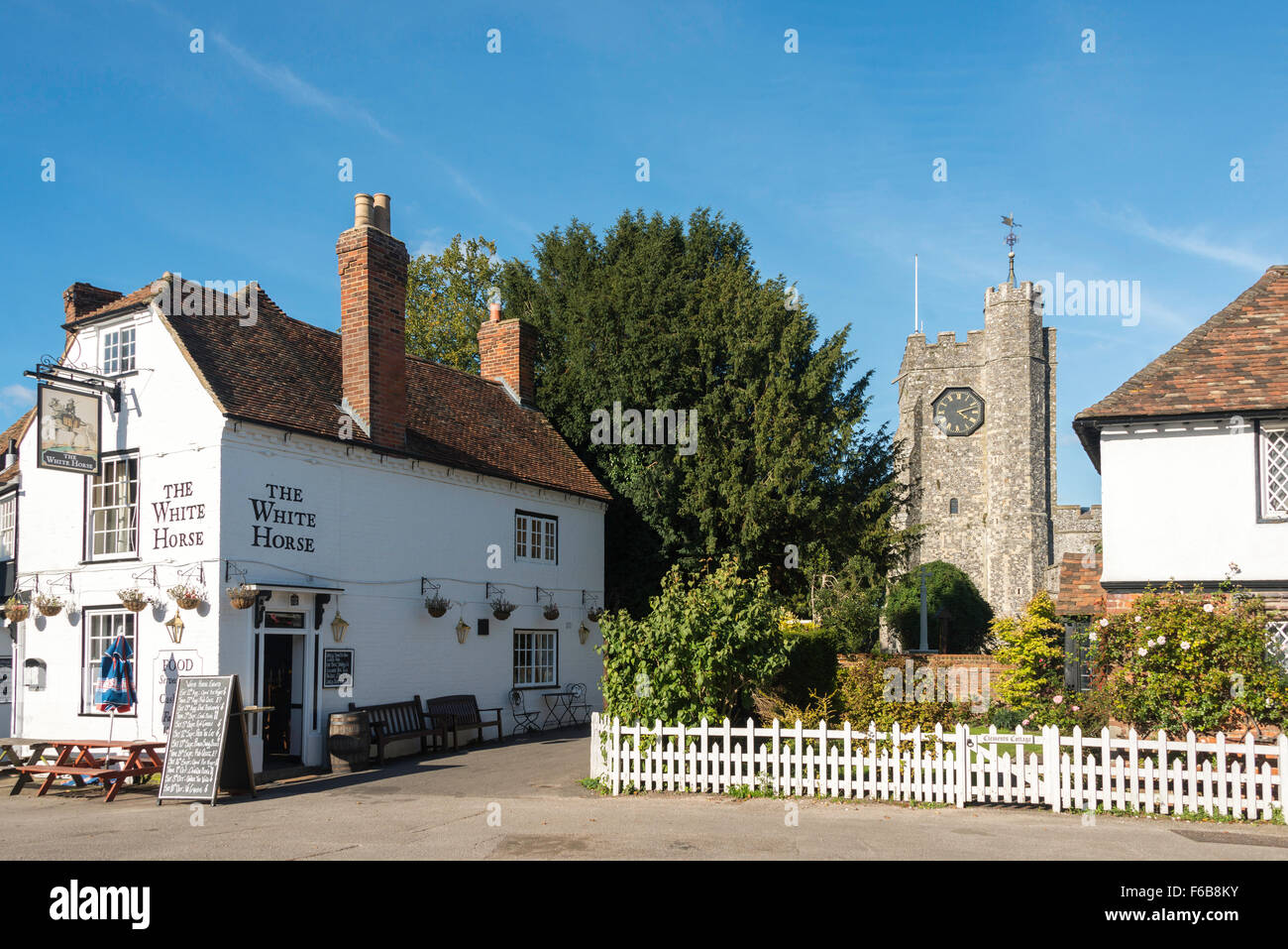 Il White Horse Inn e Chiesa di Santa Maria, Chilham Square, Chilham, Kent, England, Regno Unito Foto Stock