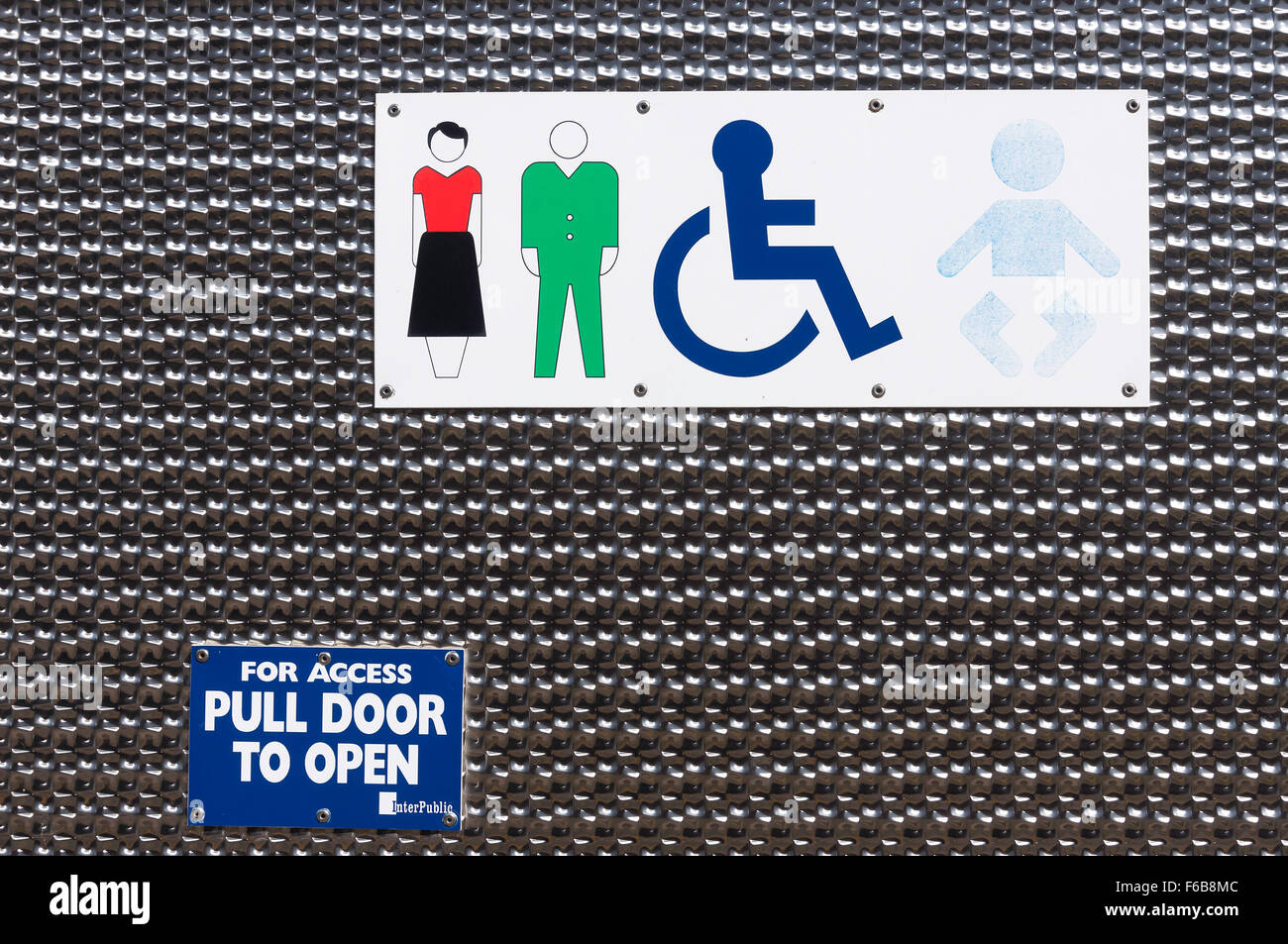 Segni sul mescolati i sessi porta WC,High Street, Crowthorne, Berkshire, Inghilterra, Regno Unito Foto Stock