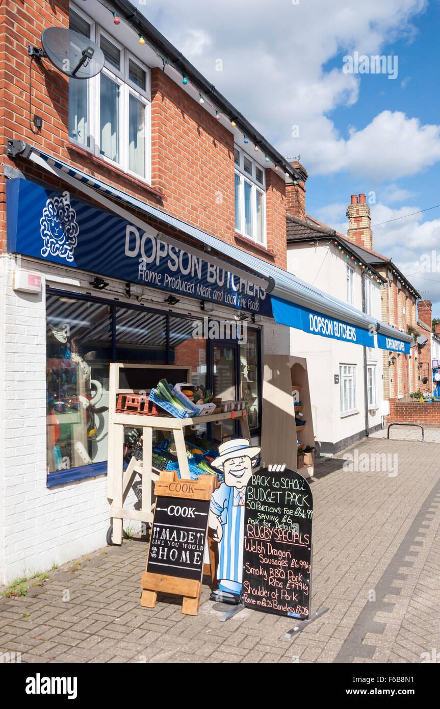 Cartello fuori Dobson macelleria, High Street, Crowthorne, Berkshire, Inghilterra, Regno Unito Foto Stock